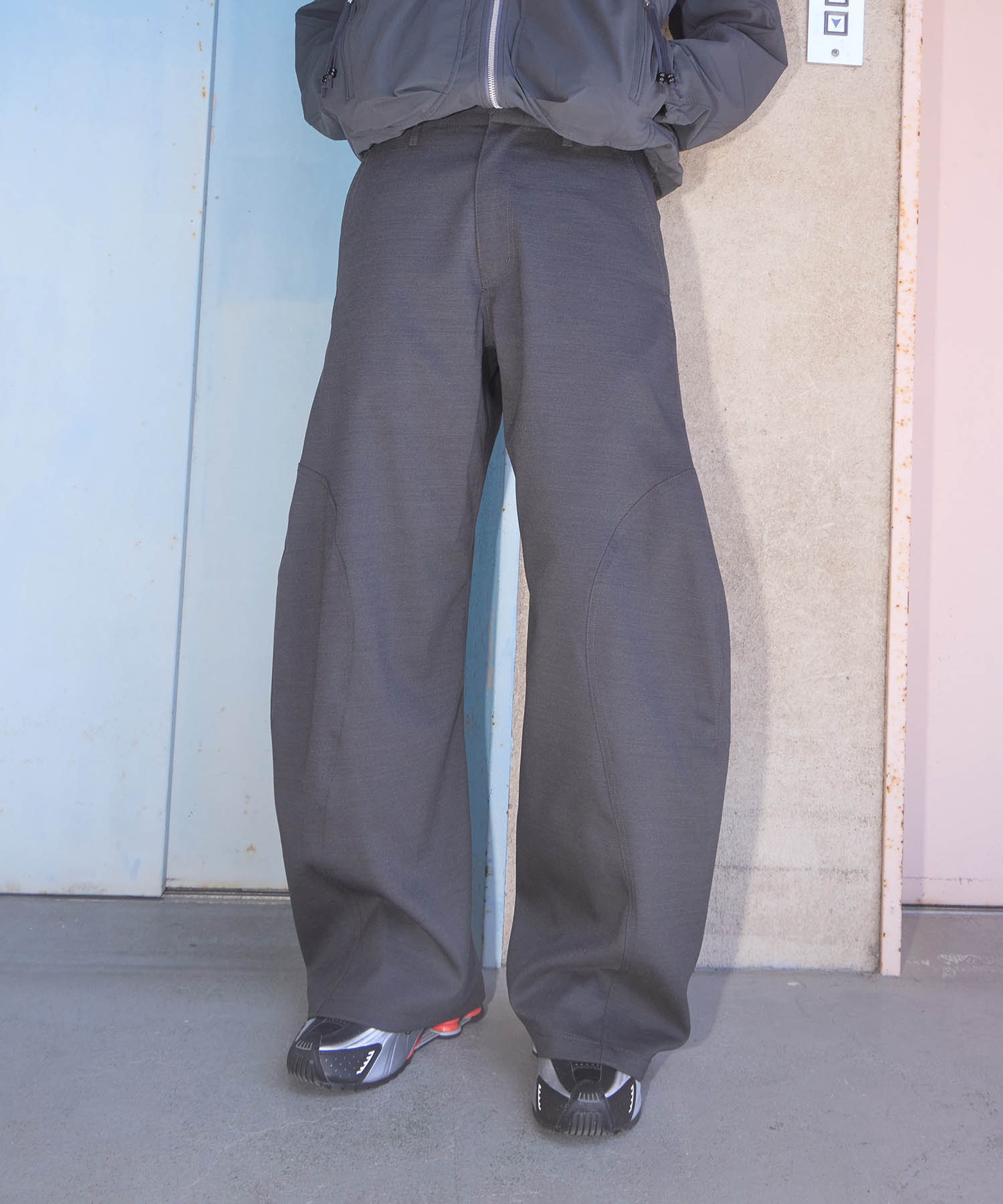 別注 CURVED LEG WORK PANTS(1 DARK GREY): NVRFRGT: MENS｜CONZ