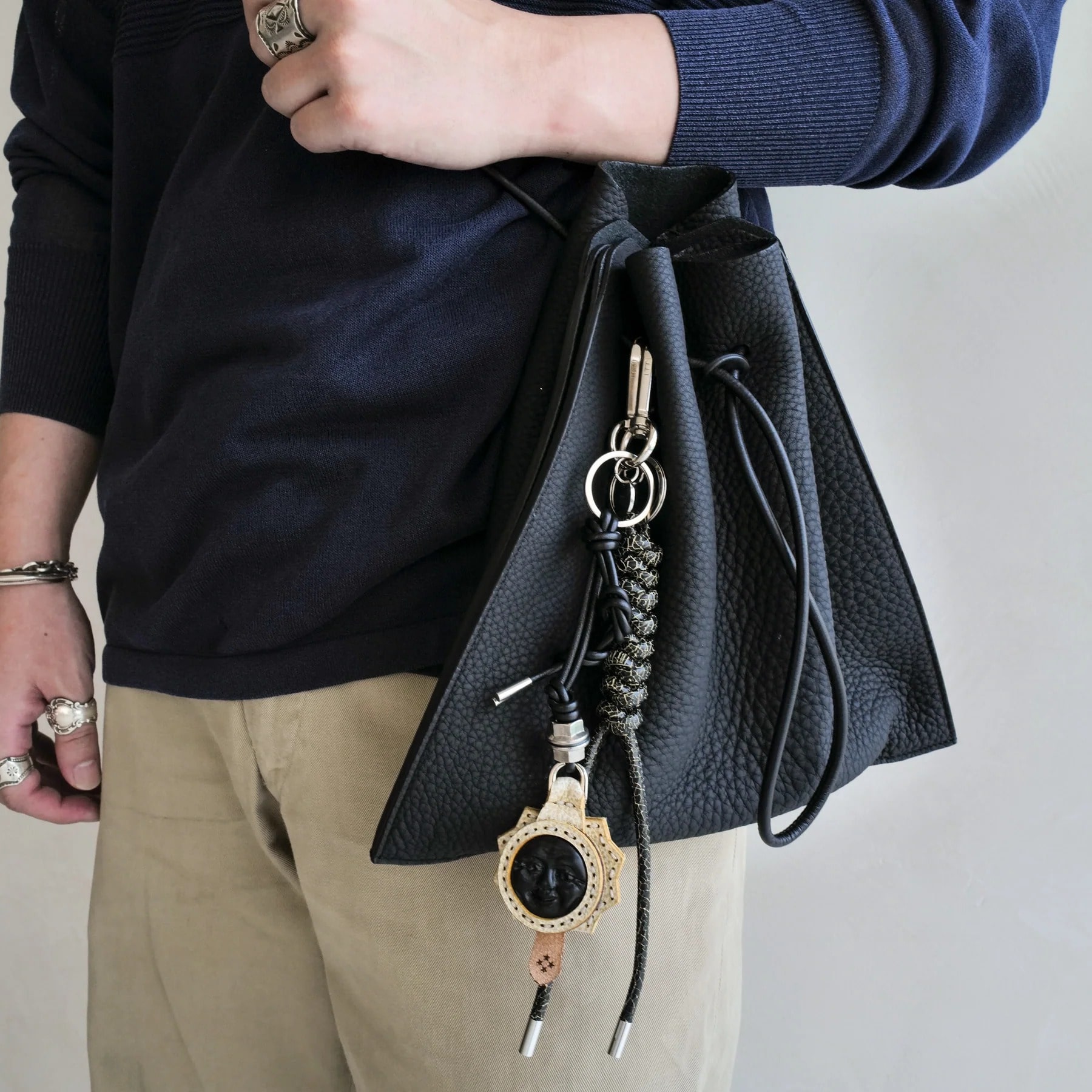 CRISTY SNAKEKNOT CHARM / CRACK ITTI