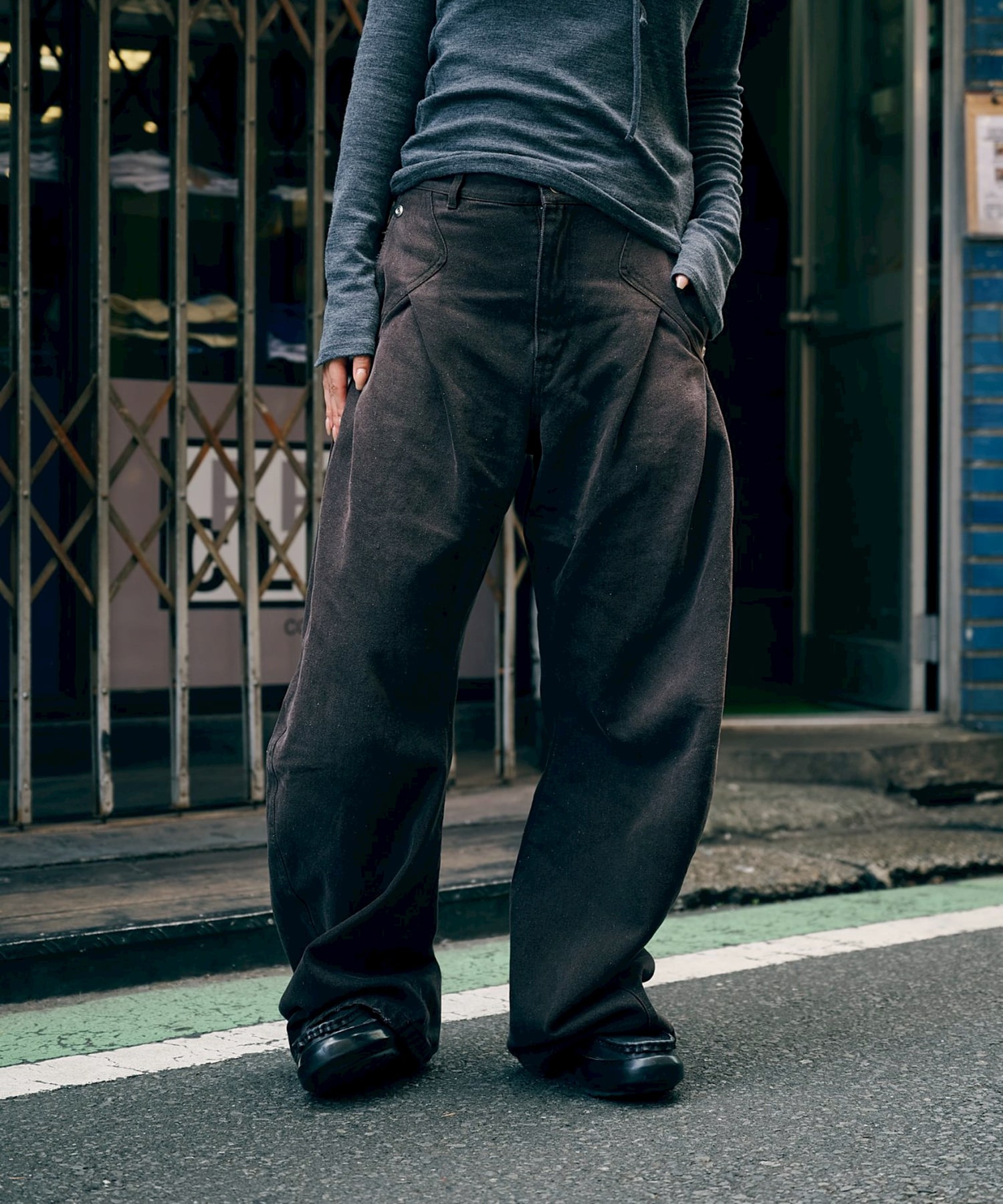 CURVED LEG JEANS CONZ