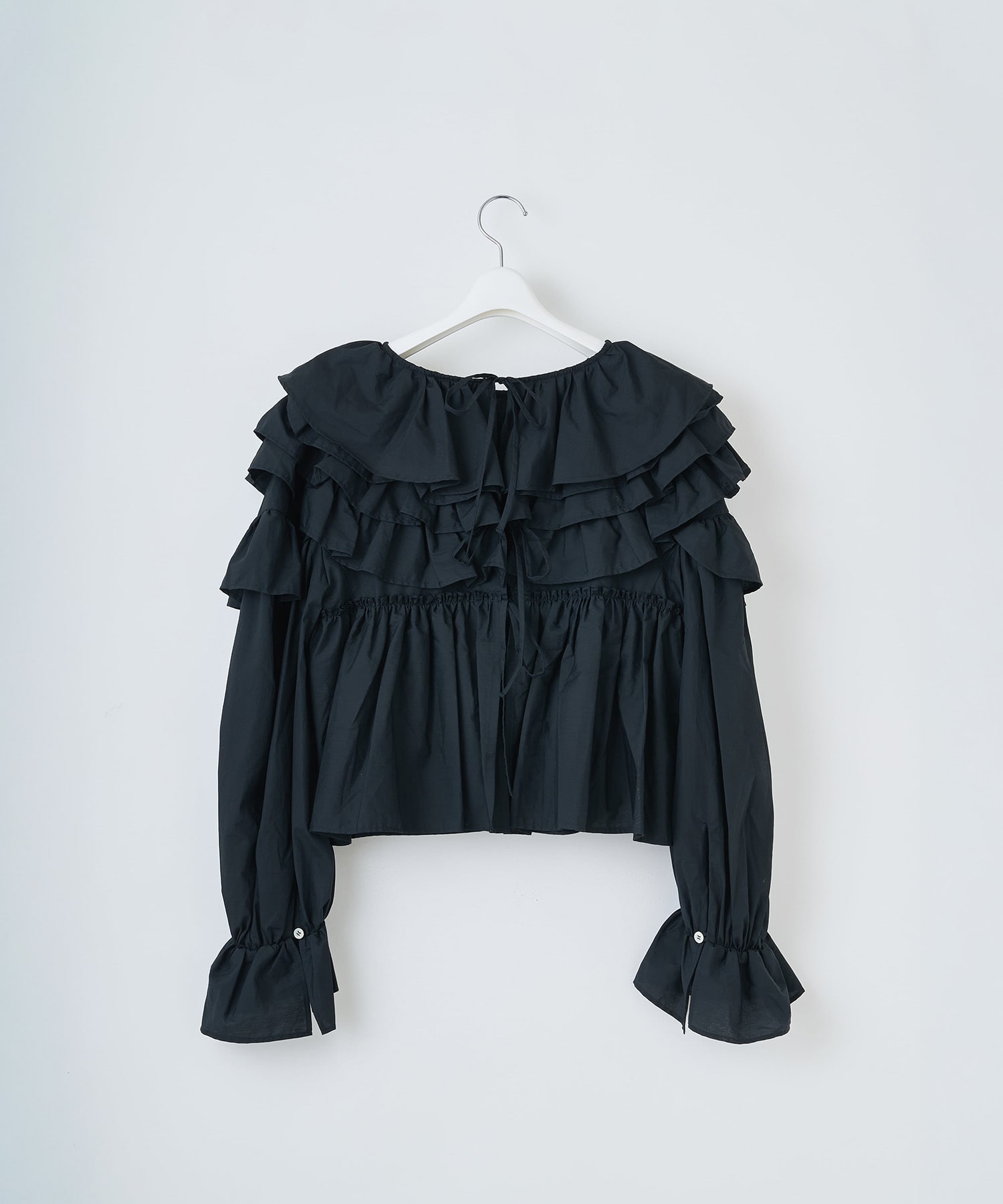 Frilled volume blouse naokitomizuka