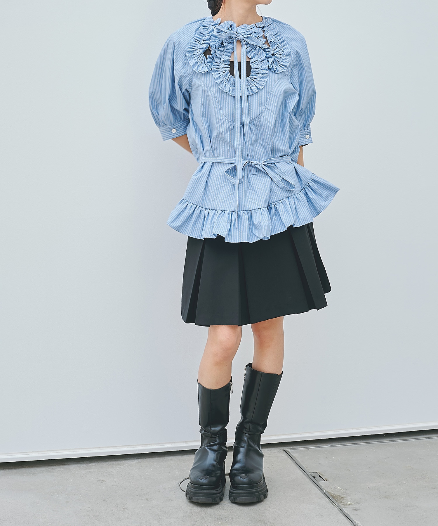 Frilled design blouse naokitomizuka