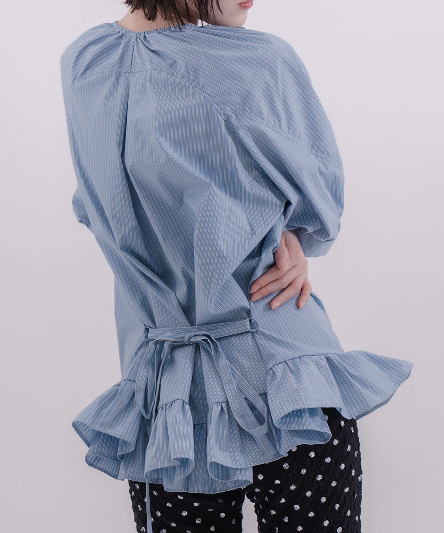 Frilled design blouse naokitomizuka