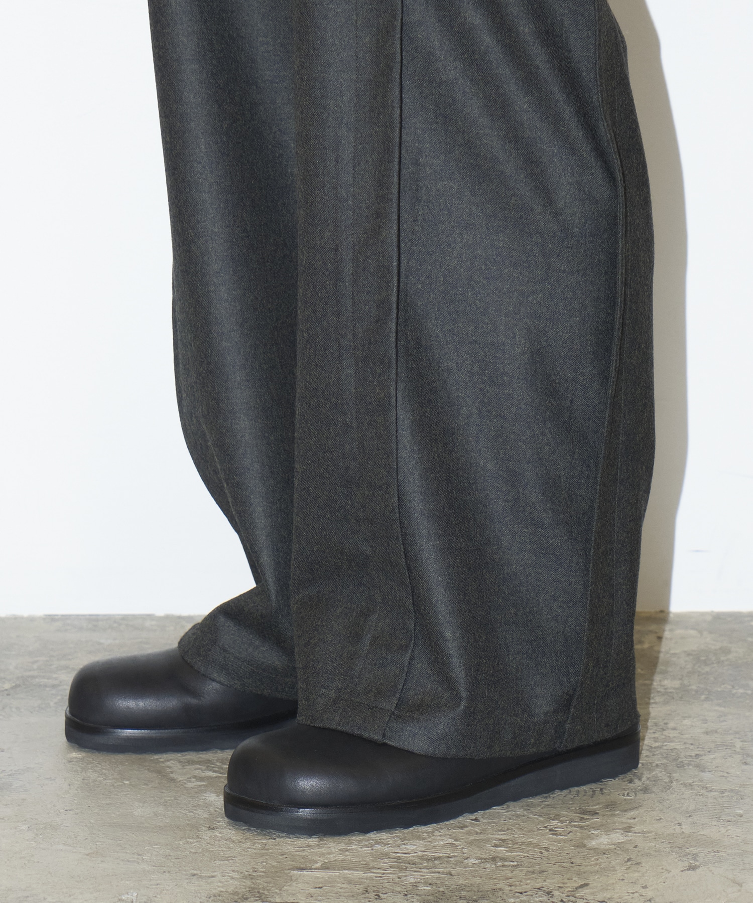 BRAID CUTTING TUCK PANTS STEAF