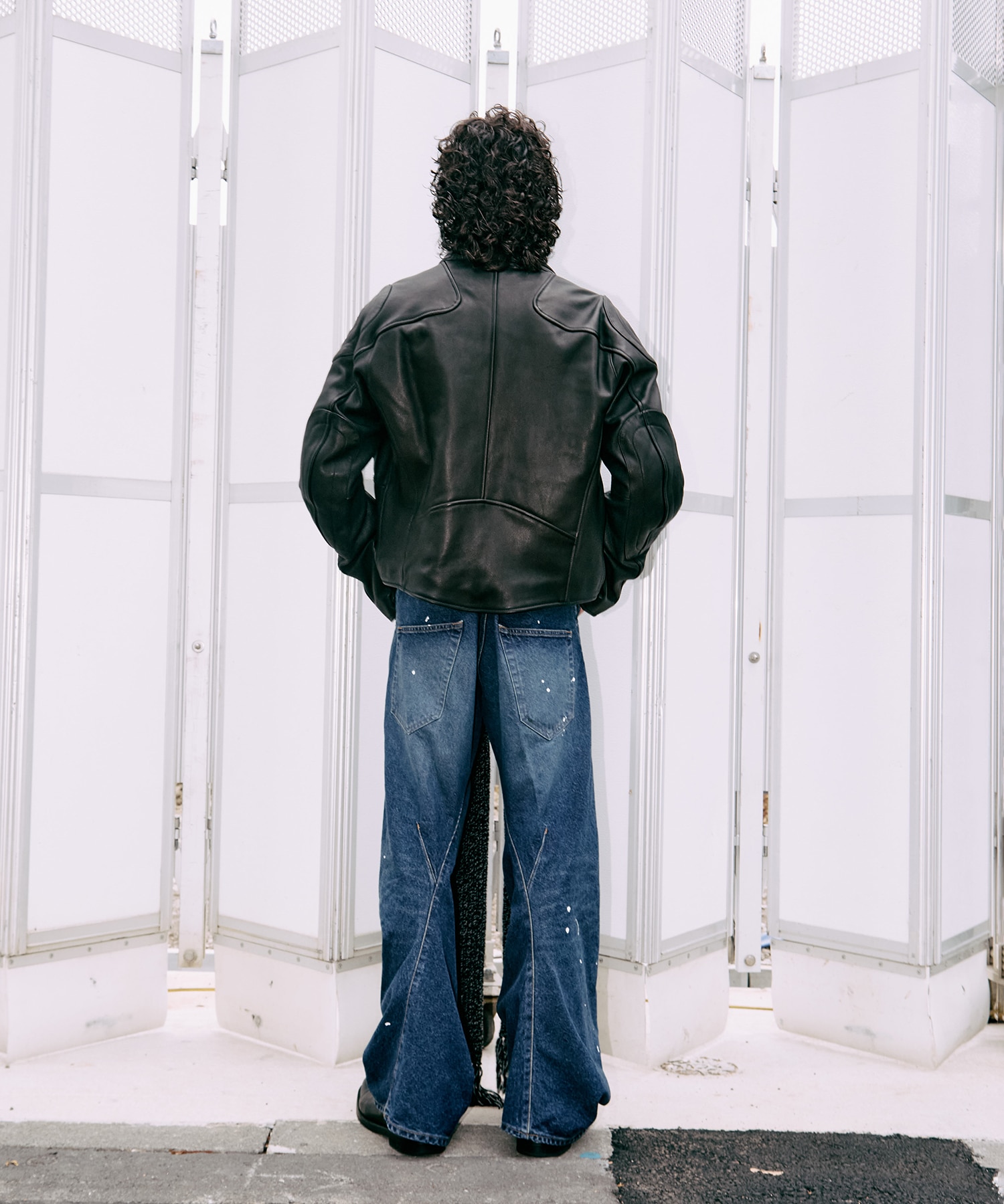 別注 TWISTED CURVED LEG JEANS NVRFRGT