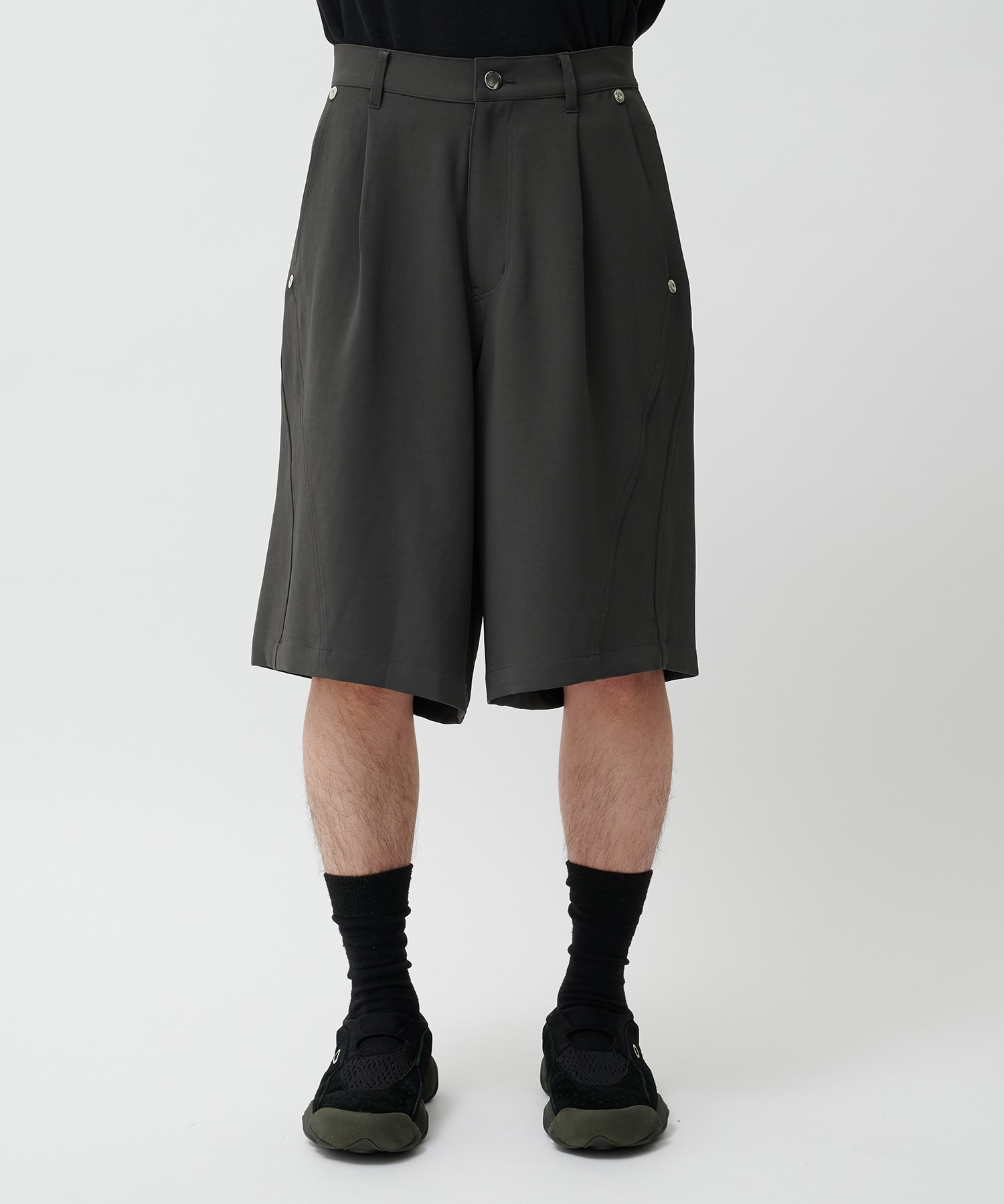 PANEL CUT WIDE SHORTS CONZ