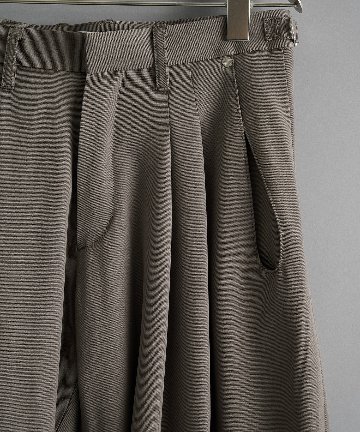 別注 2TUCKED CURVED LEG TROUSERS NVRFRGT