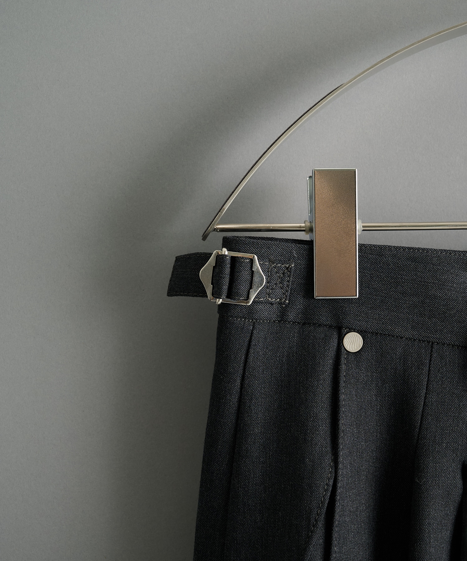 別注 2TUCKED CURVED LEG TROUSERS NVRFRGT