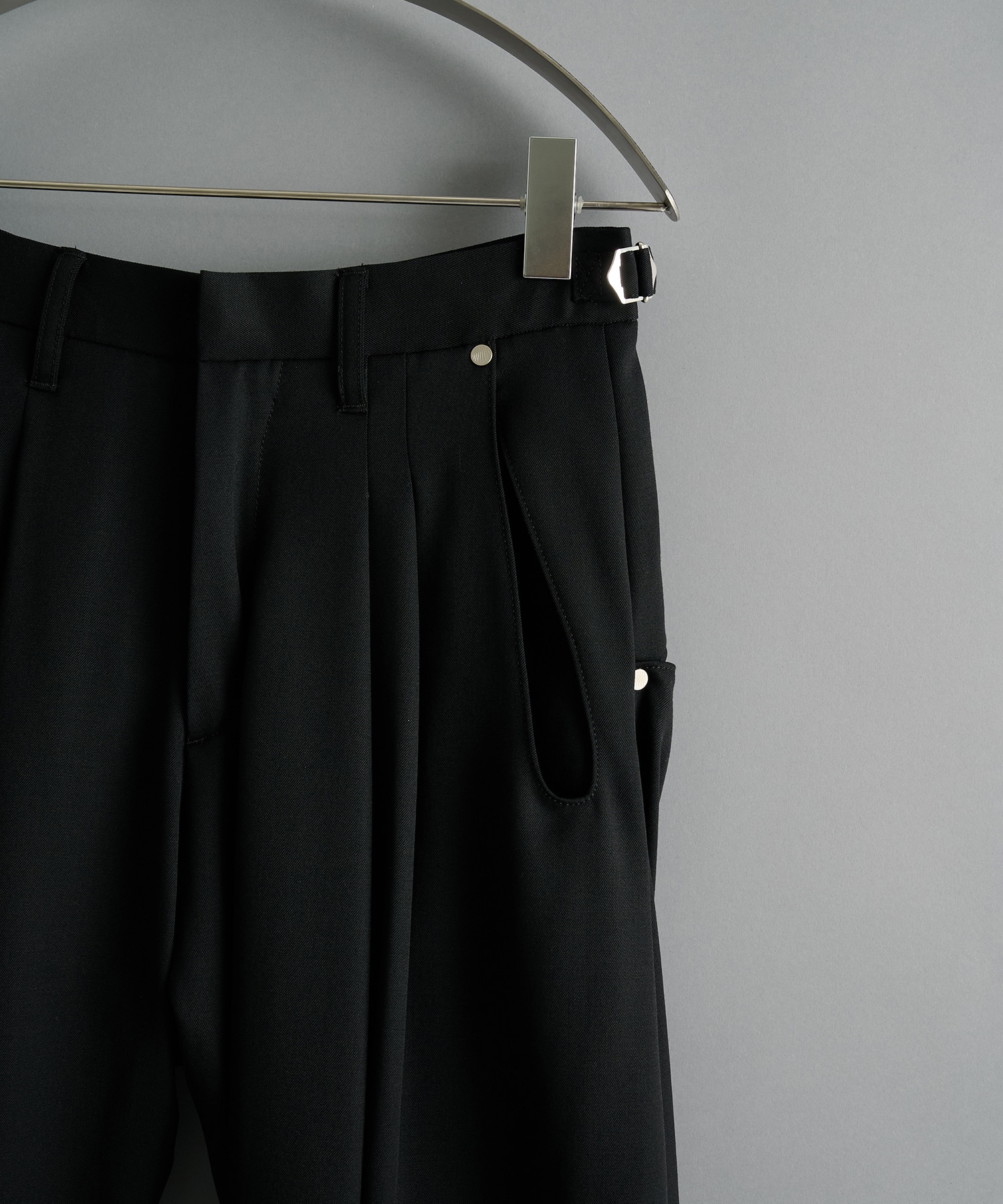 別注 2TUCKED CURVED LEG TROUSERS NVRFRGT