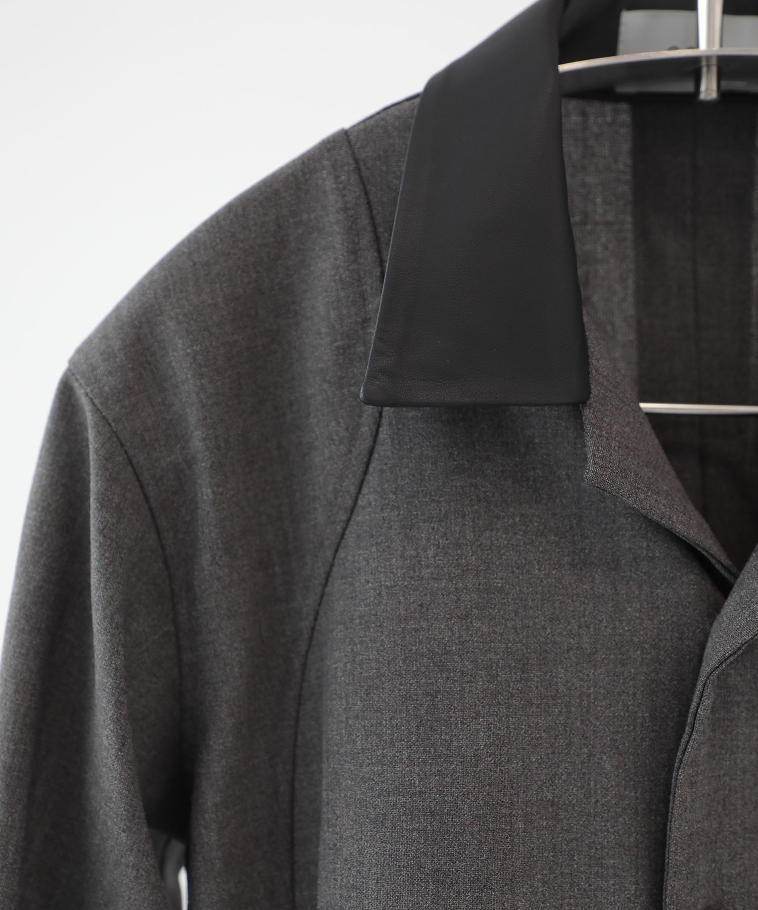 leather color panel sleeve shrit CONZ