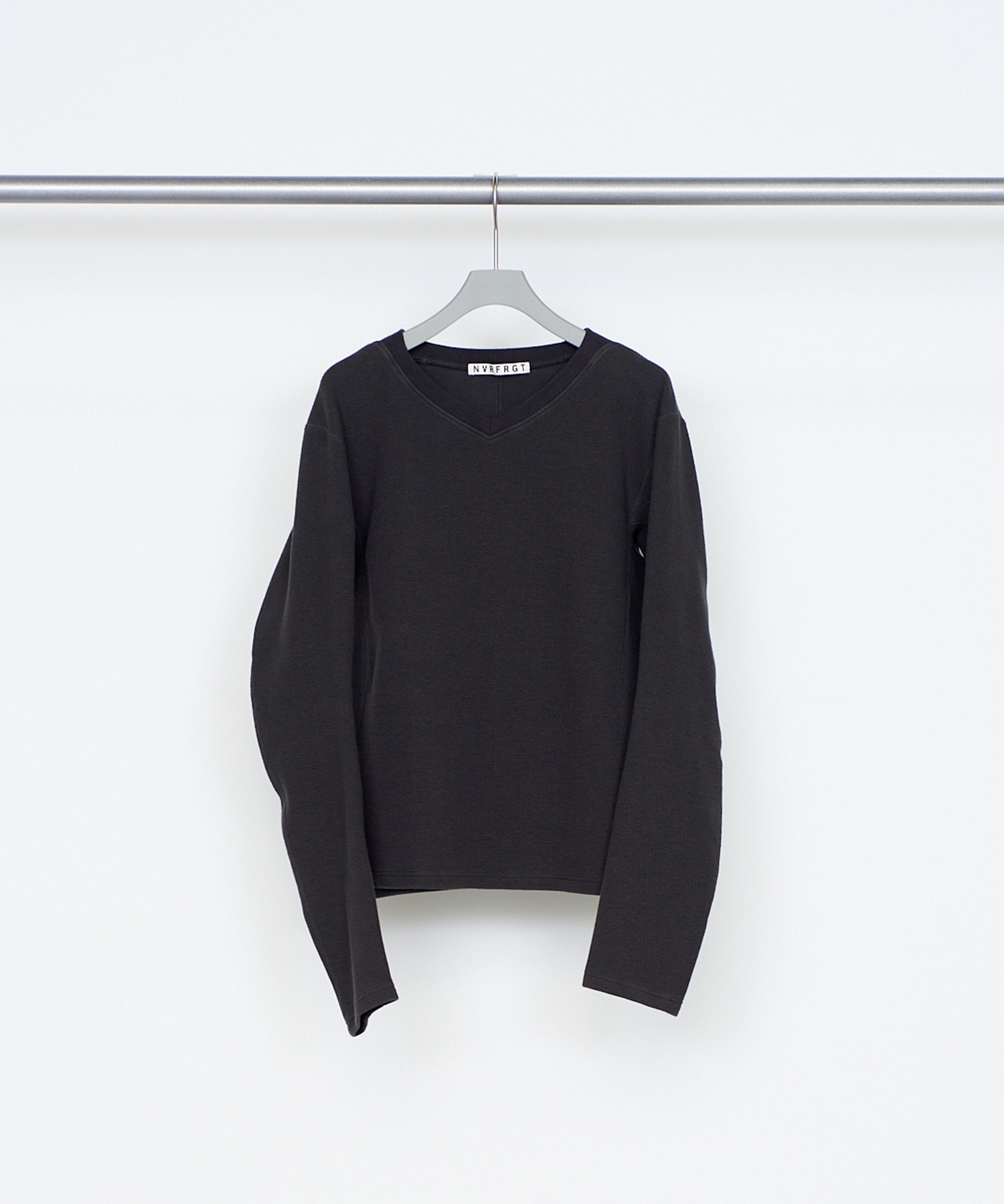 PANNELD LONG SLEEVE V-NECK T-SHIRT NVRFRGT