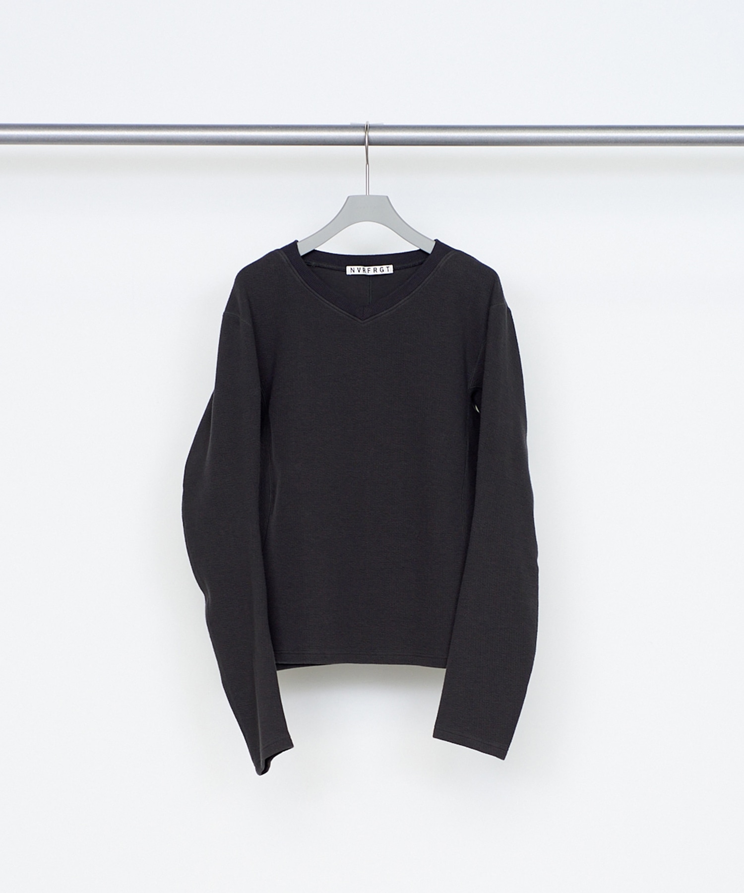 PANNELD LONG SLEEVE V-NECK T-SHIRT NVRFRGT