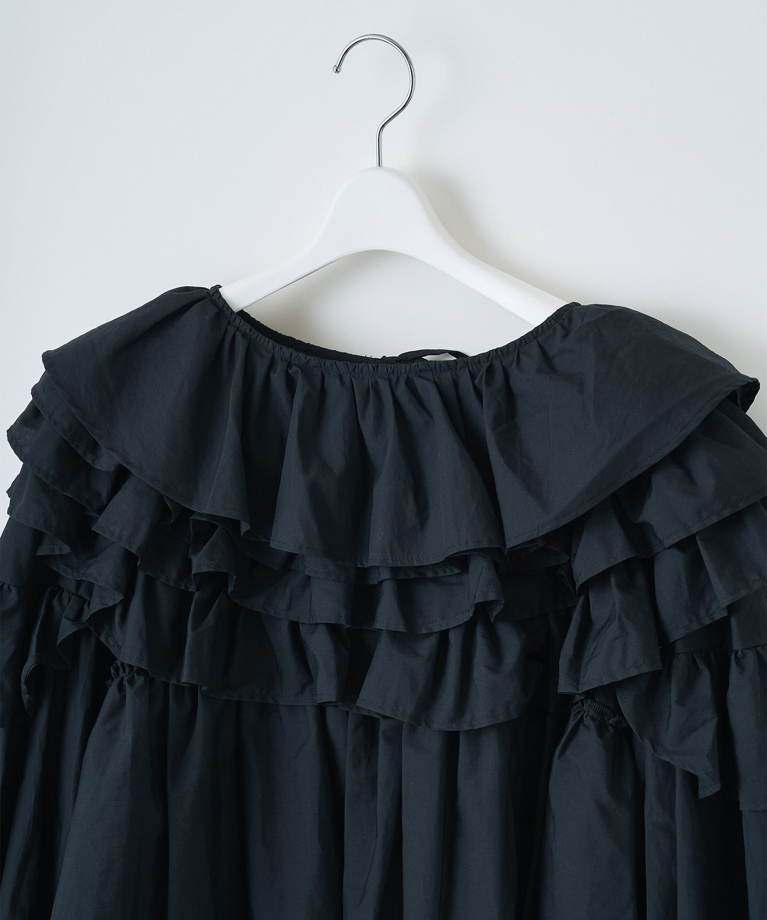 Frilled volume blouse naokitomizuka