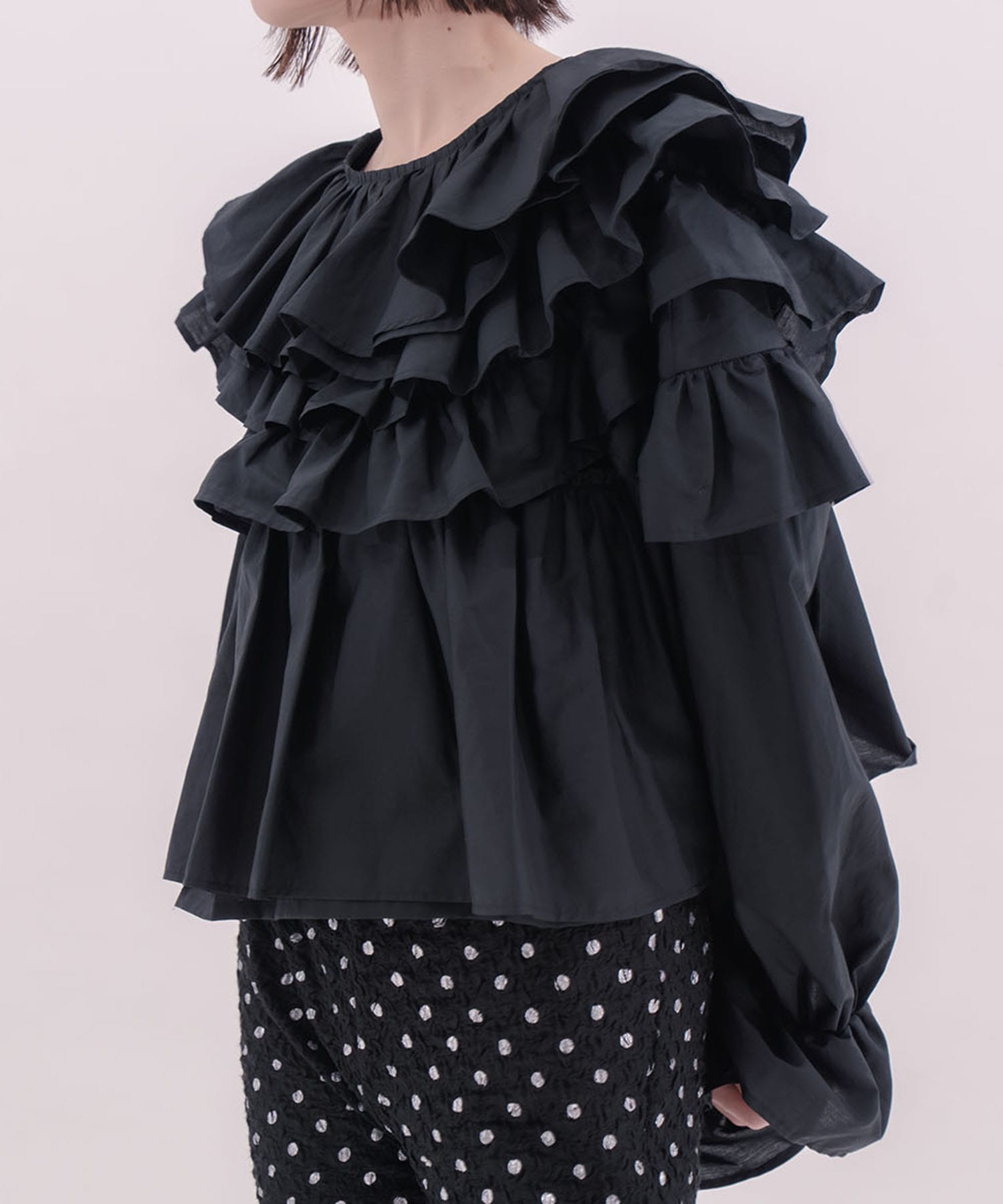 Frilled volume blouse naokitomizuka