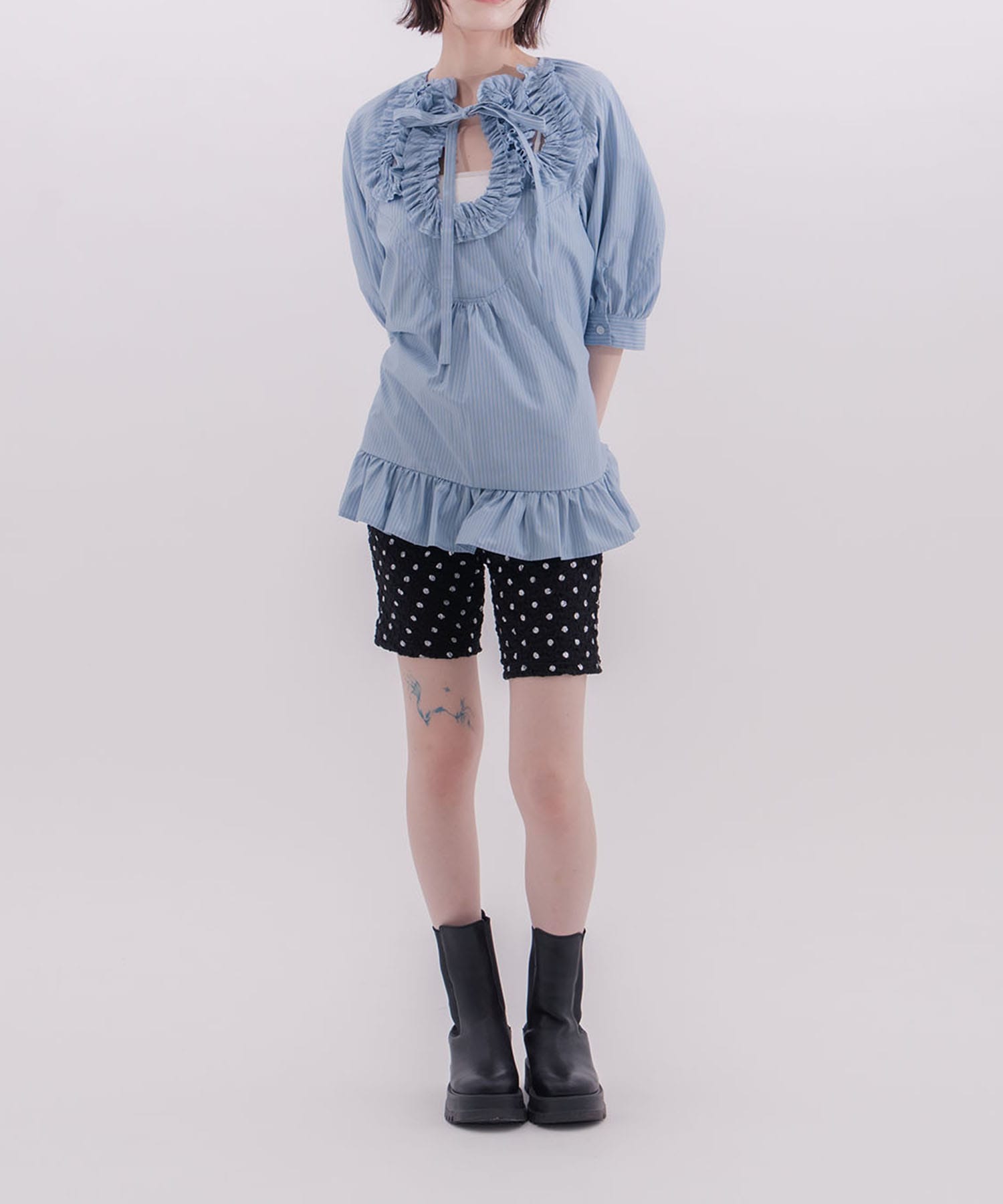 Frilled design blouse naokitomizuka