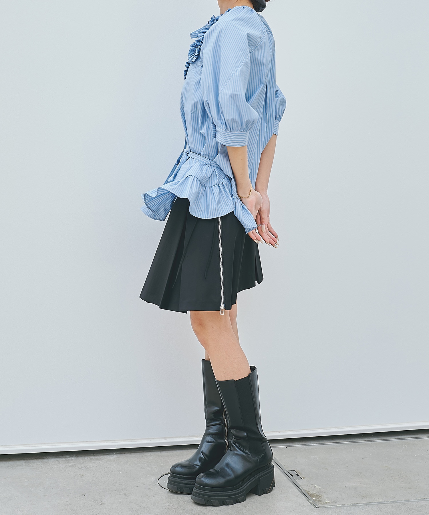 Frilled design blouse naokitomizuka