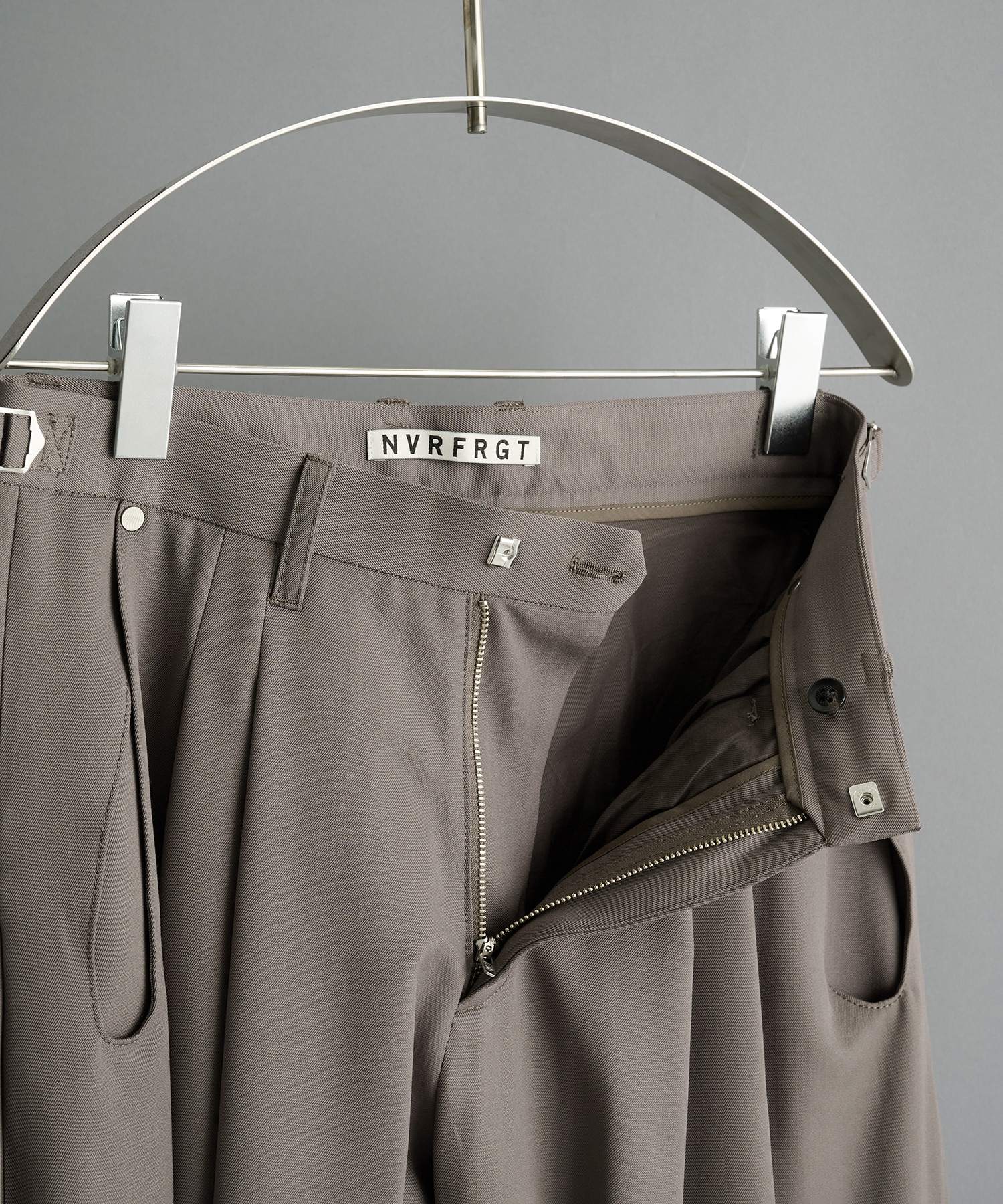 別注 2TUCKED CURVED LEG TROUSERS NVRFRGT