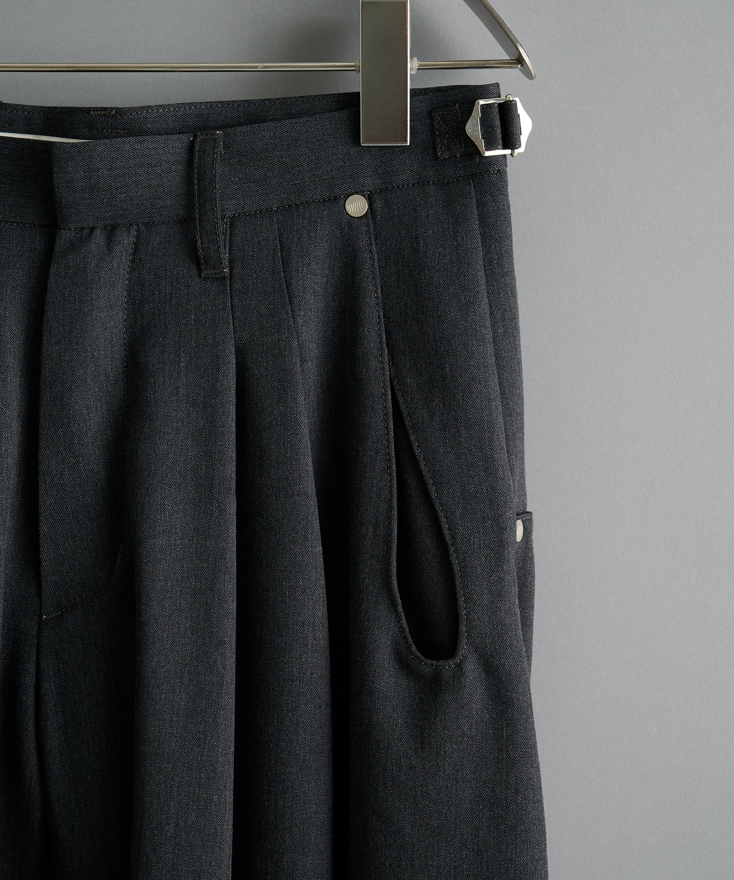 別注 2TUCKED CURVED LEG TROUSERS NVRFRGT