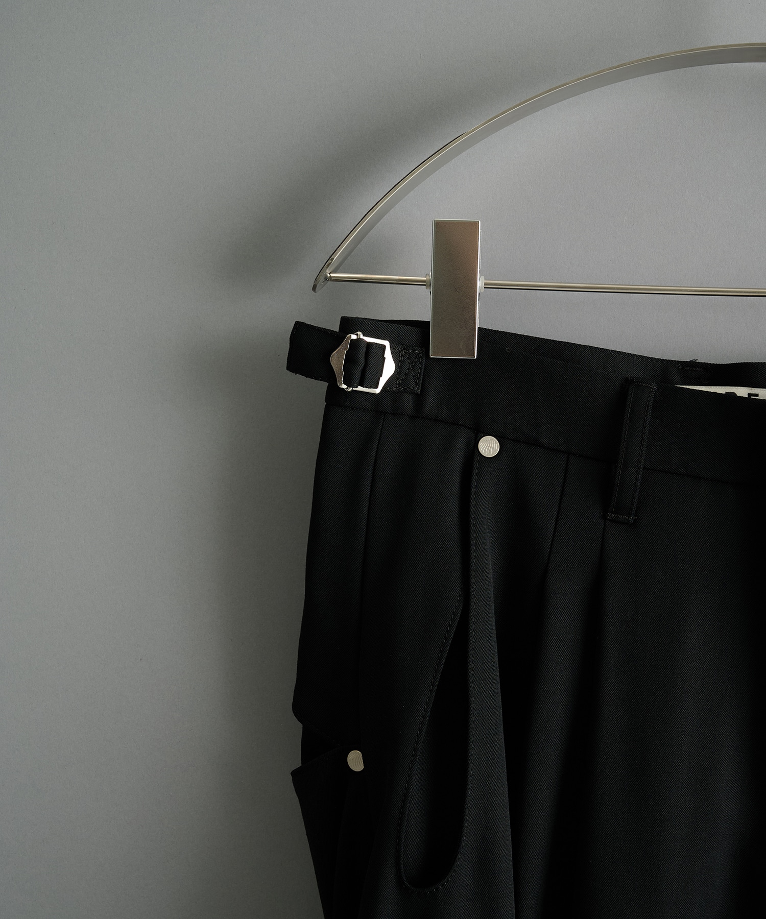 別注 2TUCKED CURVED LEG TROUSERS NVRFRGT
