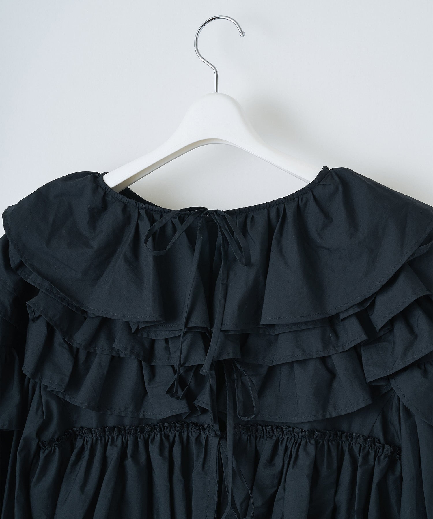 Frilled volume blouse naokitomizuka