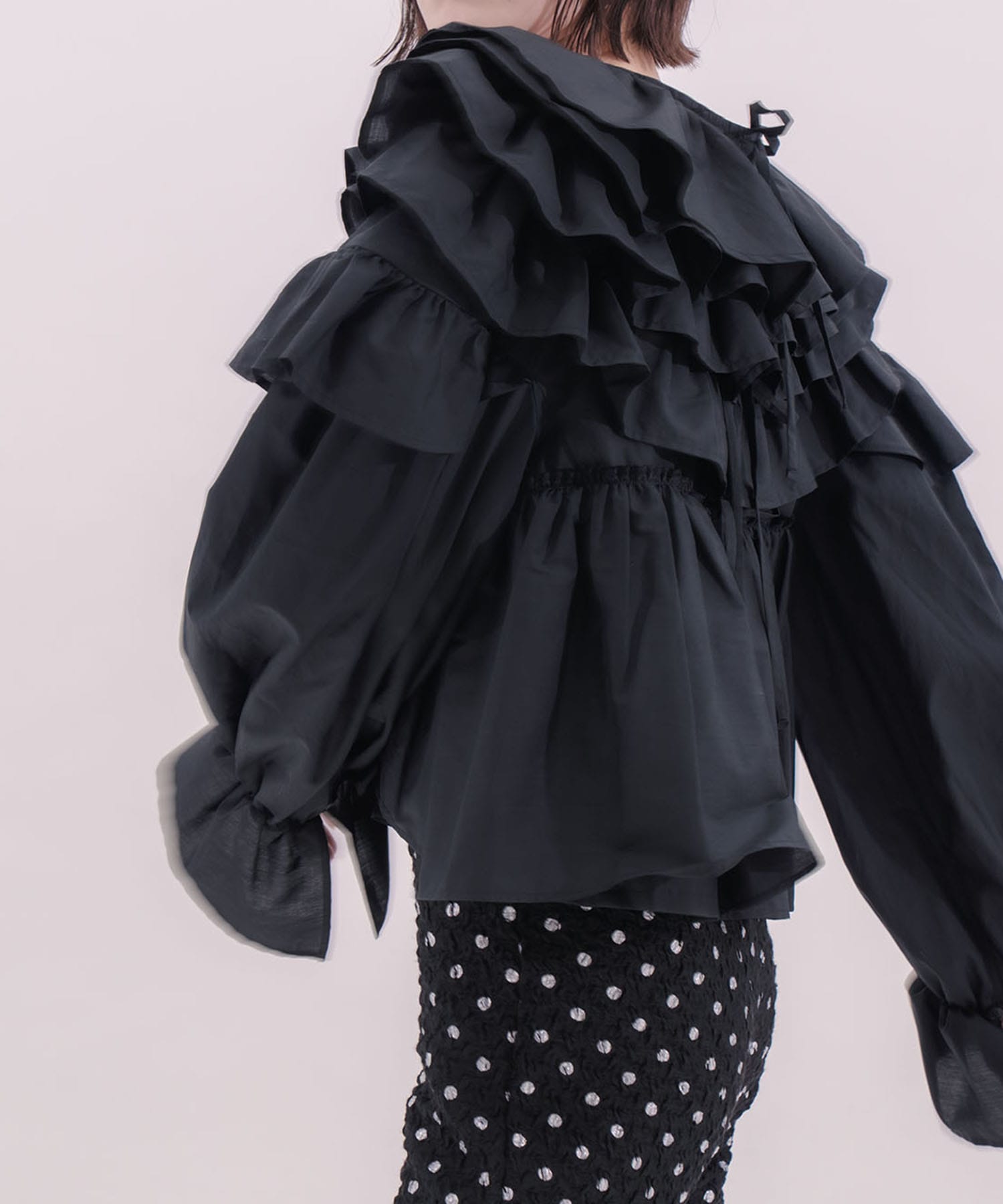 Frilled volume blouse naokitomizuka