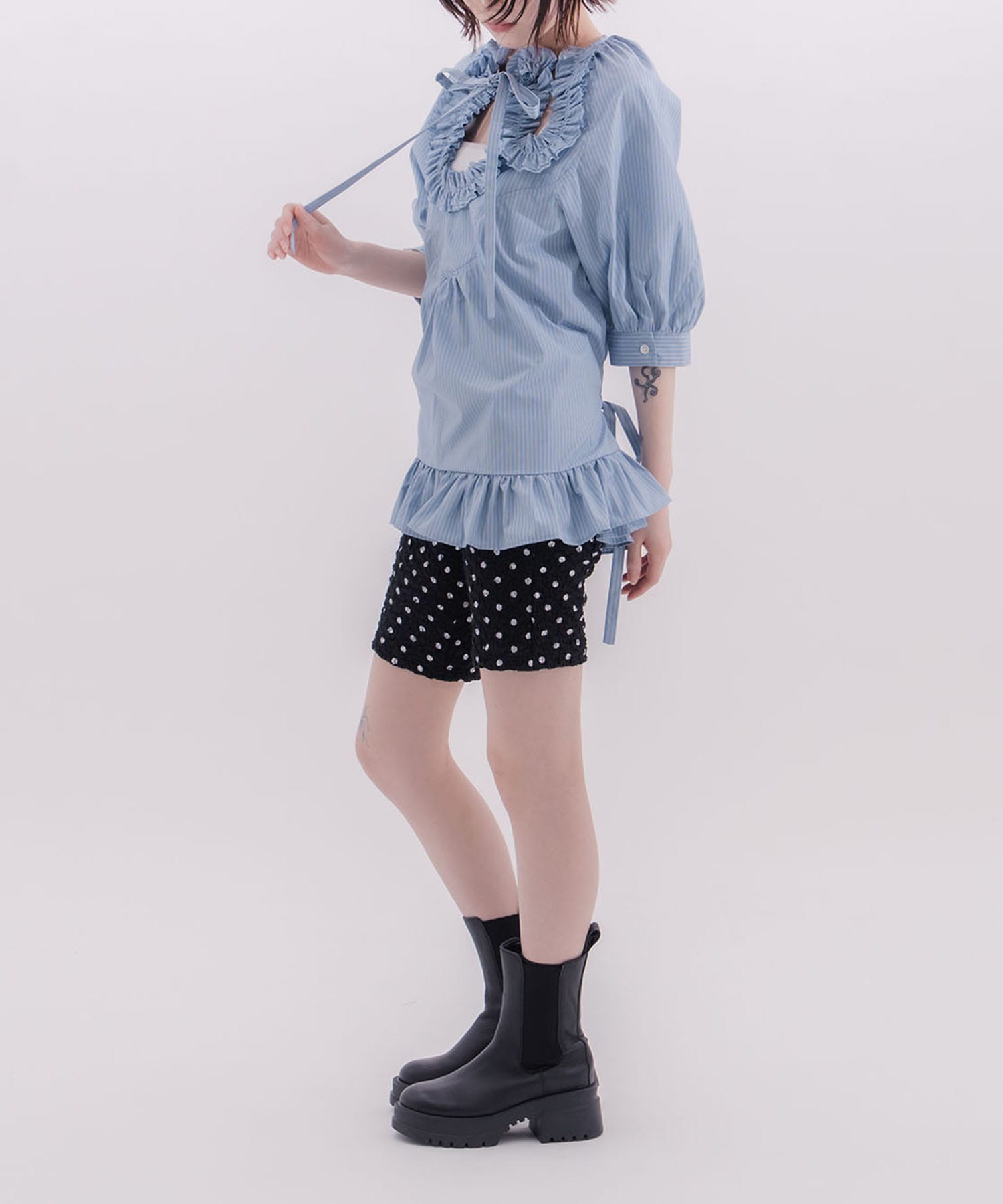 Frilled design blouse naokitomizuka