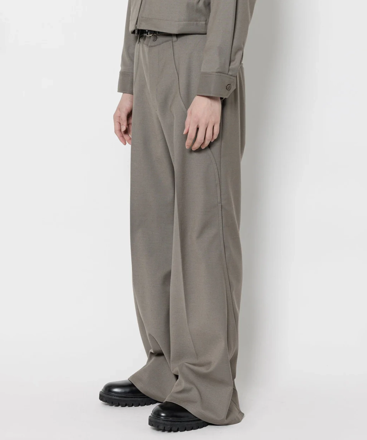 TUCK FLARE PANTS GOAT ESSENCE