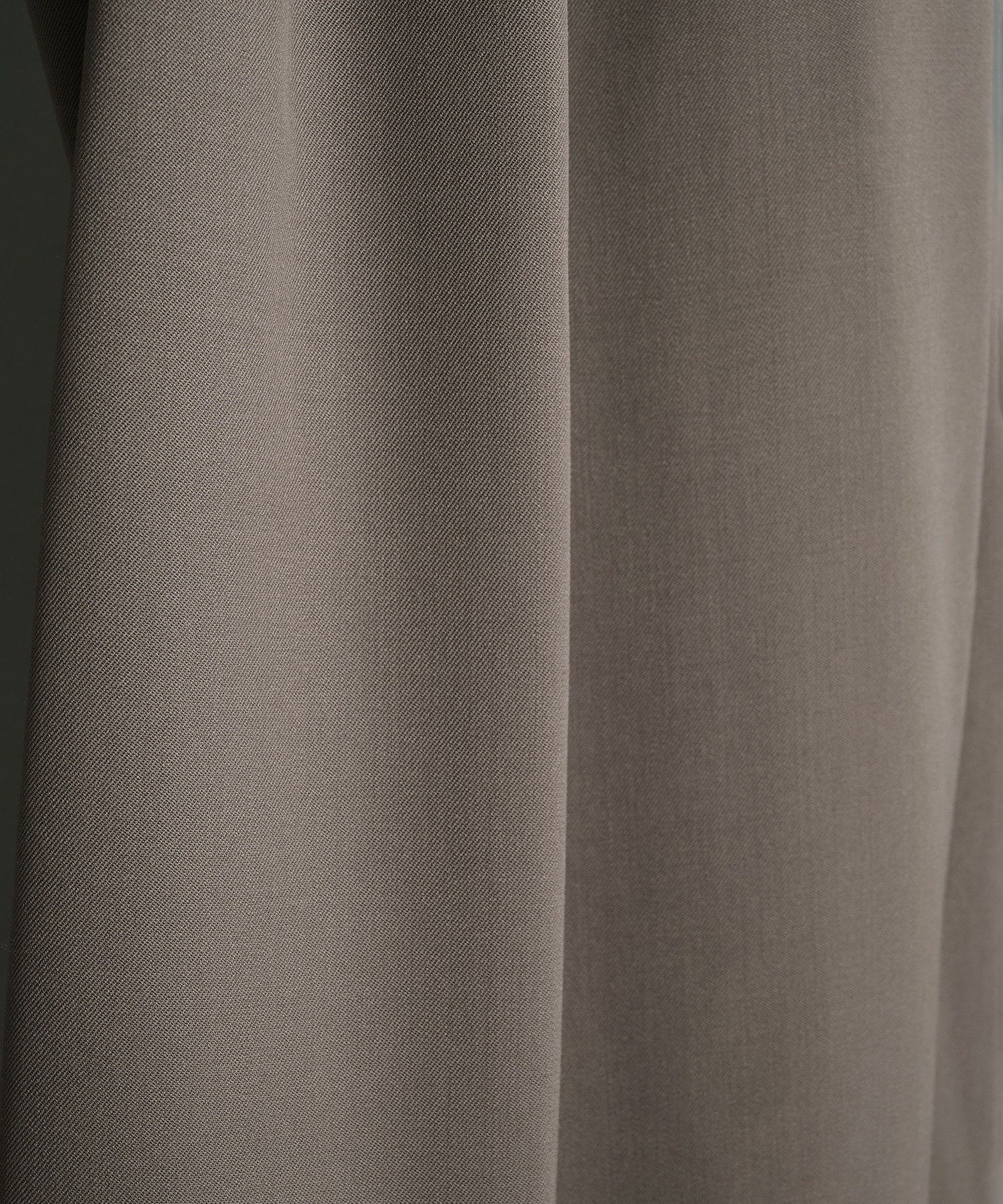 別注 2TUCKED CURVED LEG TROUSERS NVRFRGT