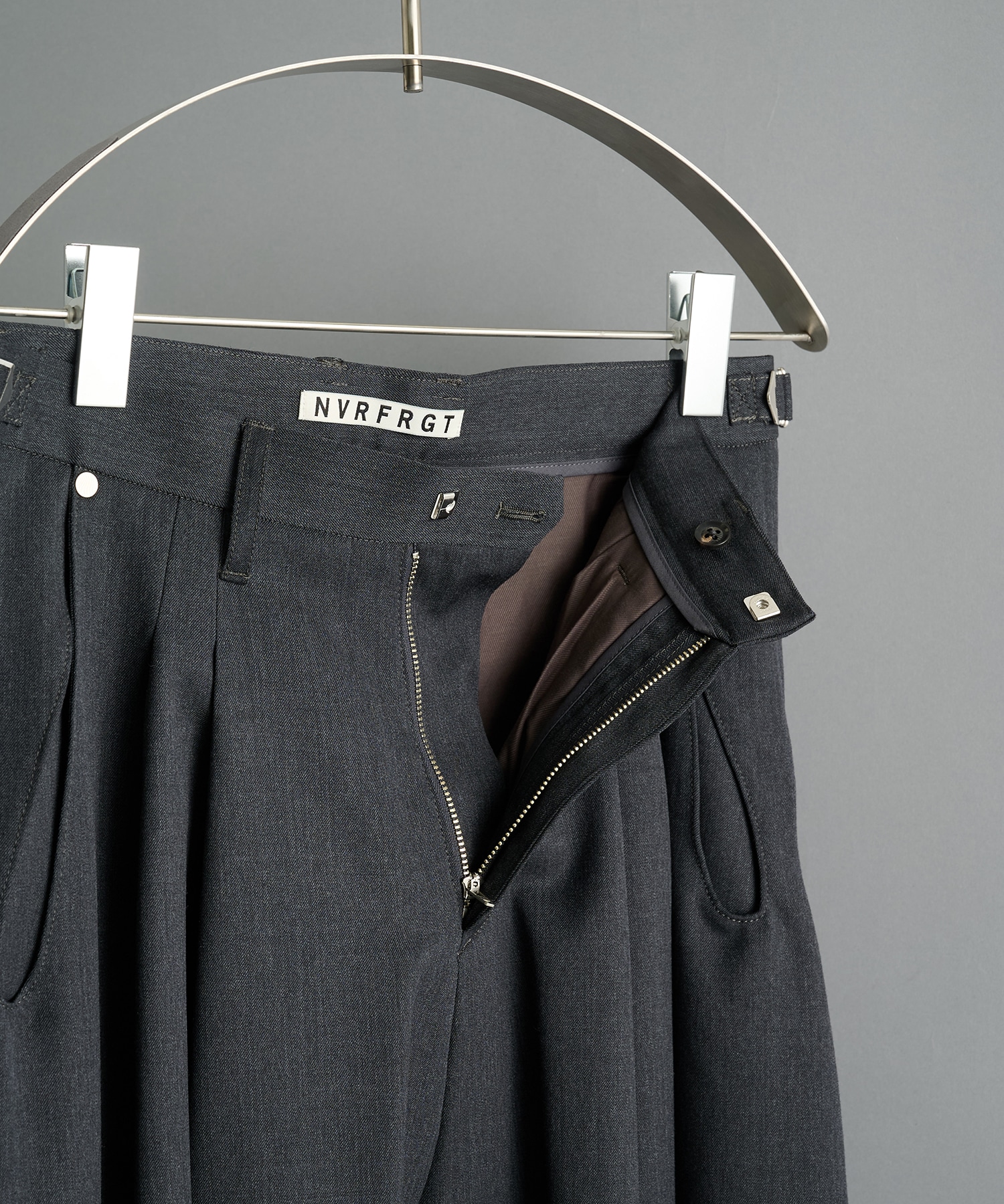 別注 2TUCKED CURVED LEG TROUSERS NVRFRGT