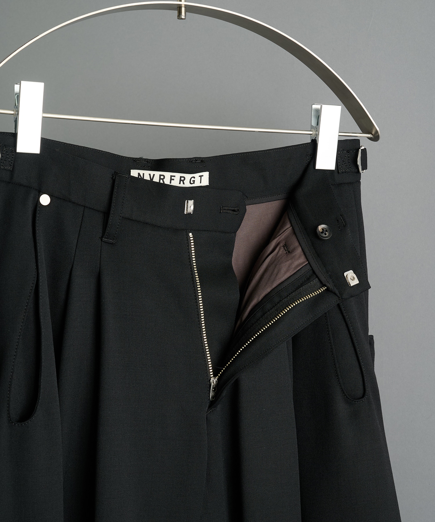 別注 2TUCKED CURVED LEG TROUSERS NVRFRGT