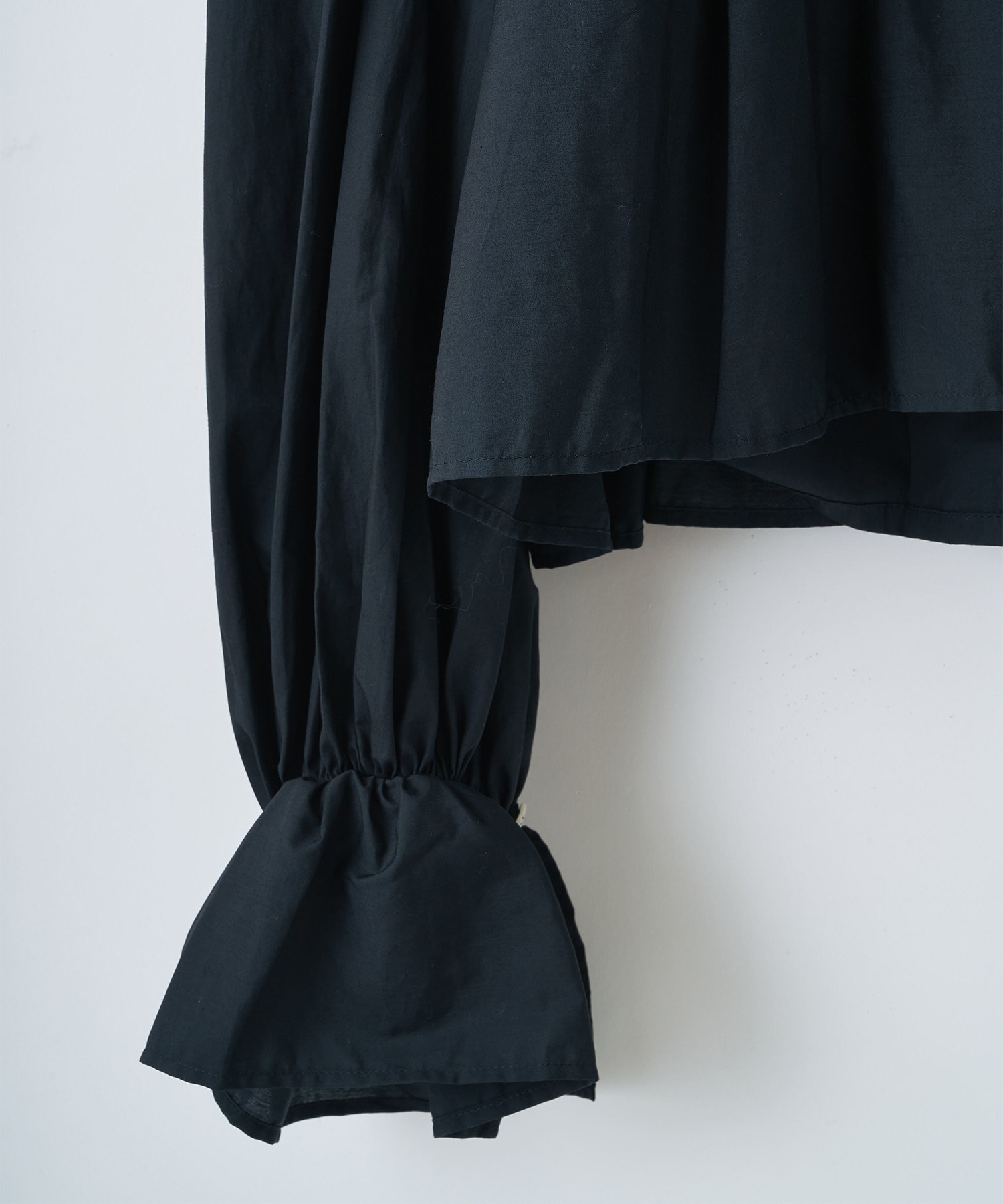 Frilled volume blouse naokitomizuka