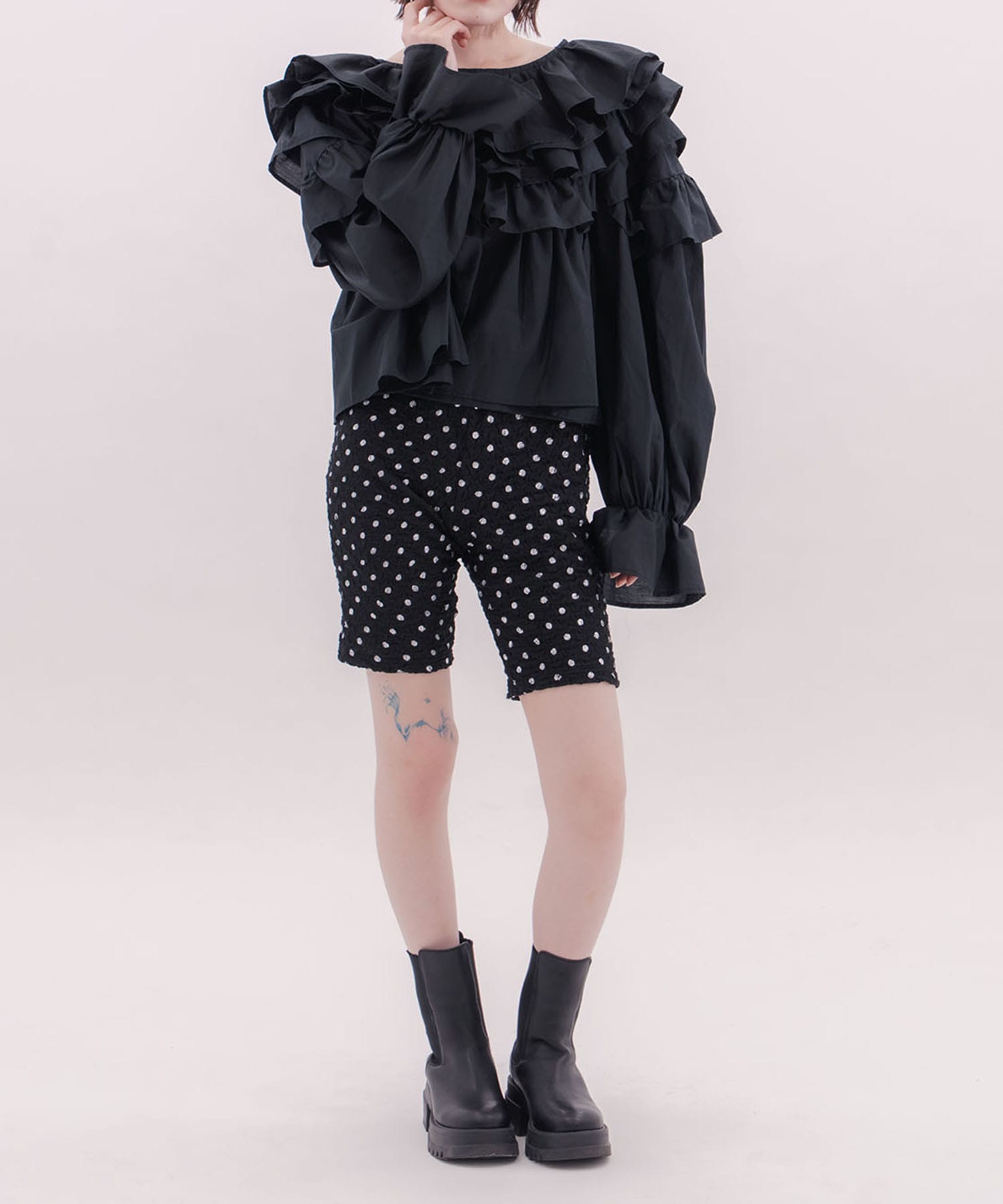 Frilled volume blouse naokitomizuka