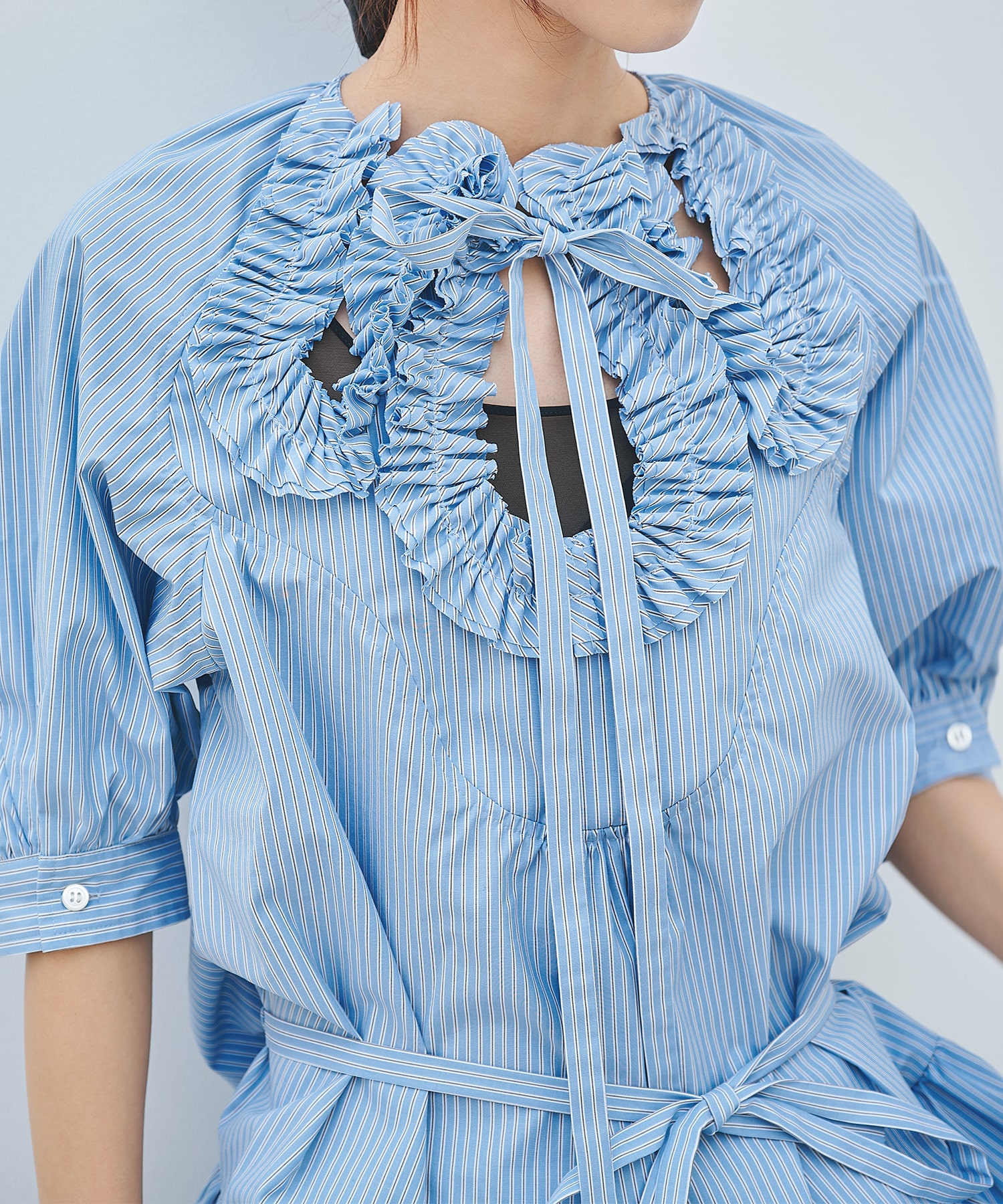 Frilled design blouse naokitomizuka