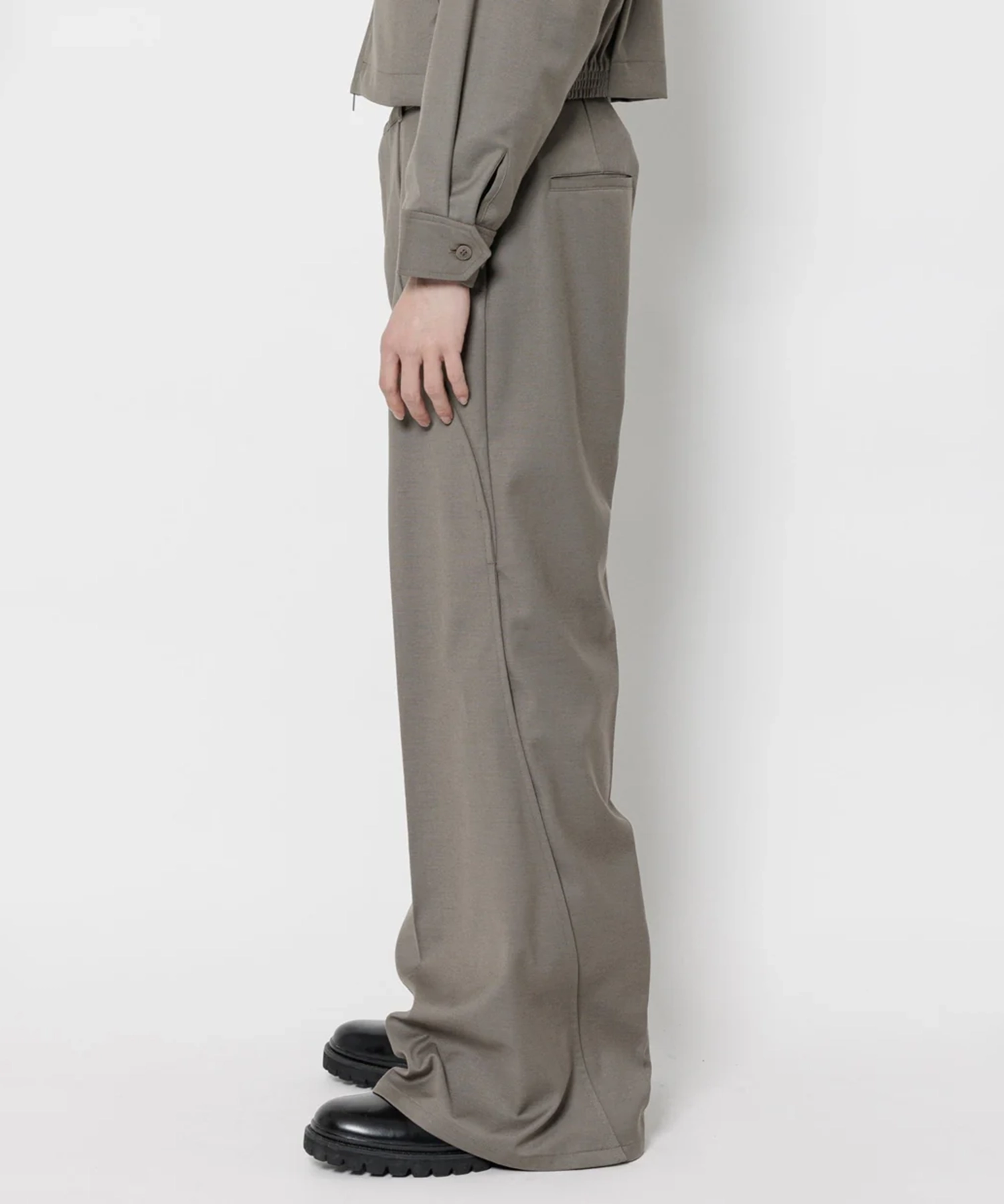 TUCK FLARE PANTS GOAT ESSENCE