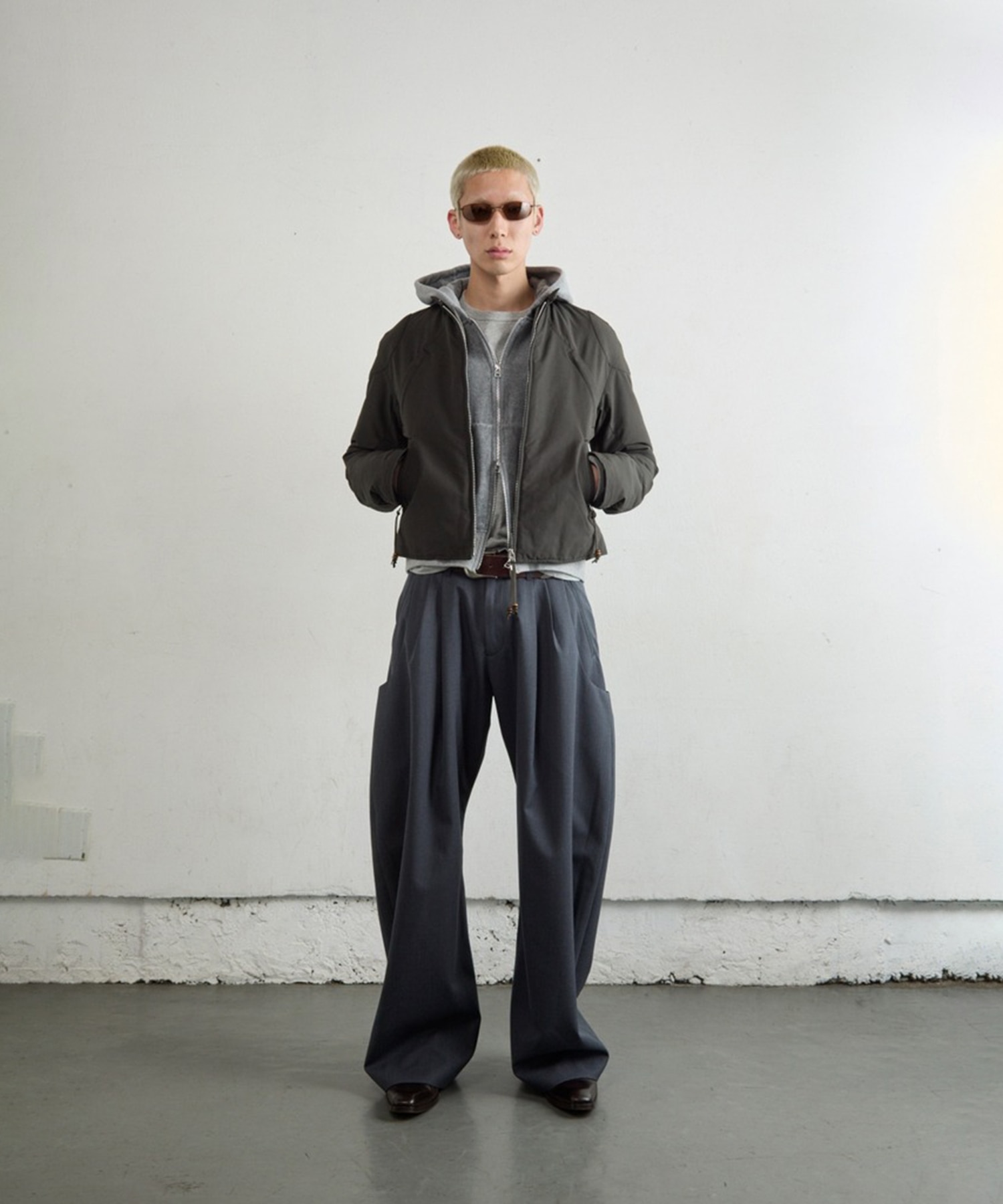 パンツ NVRFRGT CURVED LEG UTILITY TROUSERS CURVED LEG UTILITY TROUSERS(2 DARK GREY): NVRFRGT: MENS｜CONZ