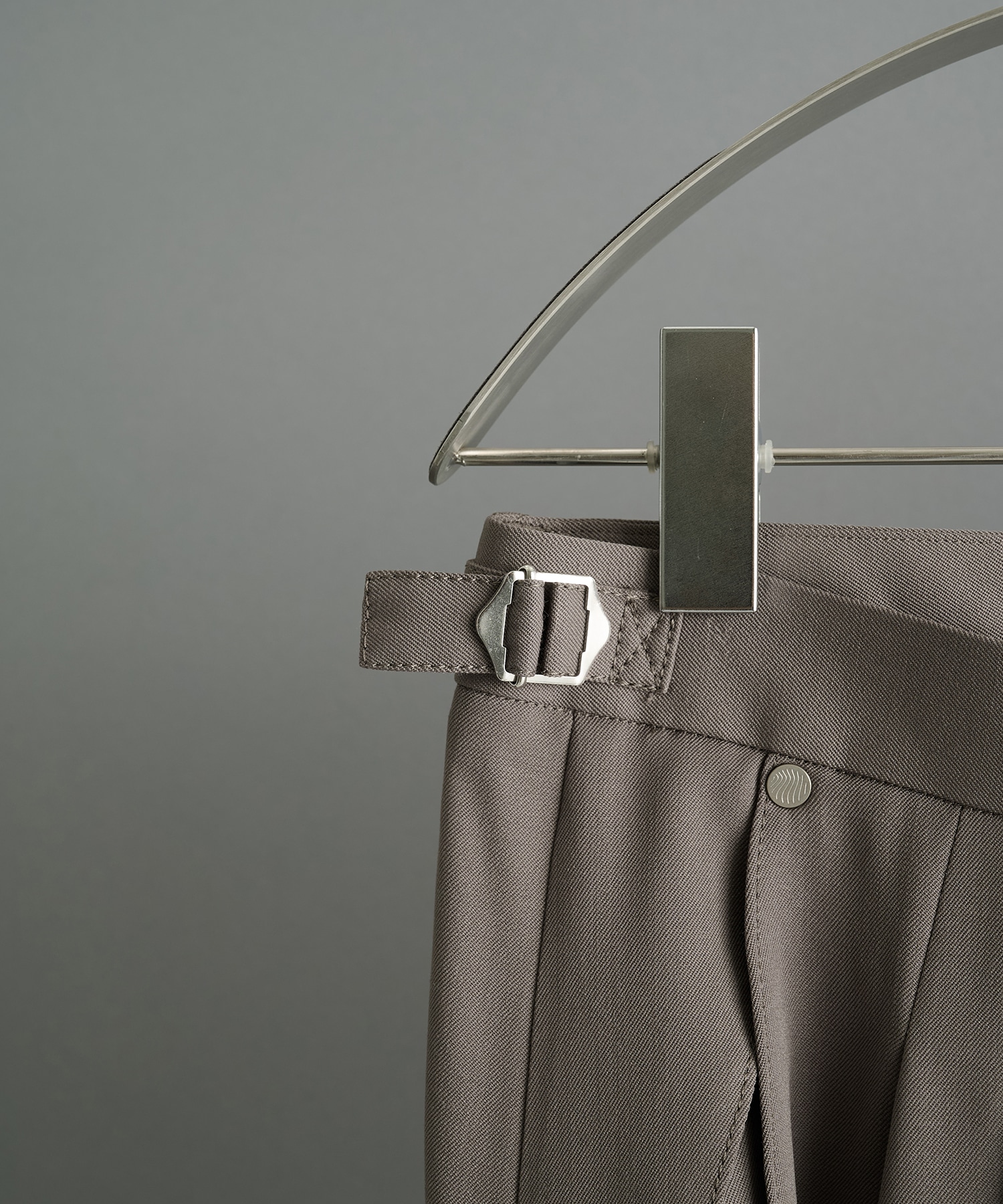 別注 2TUCKED CURVED LEG TROUSERS NVRFRGT