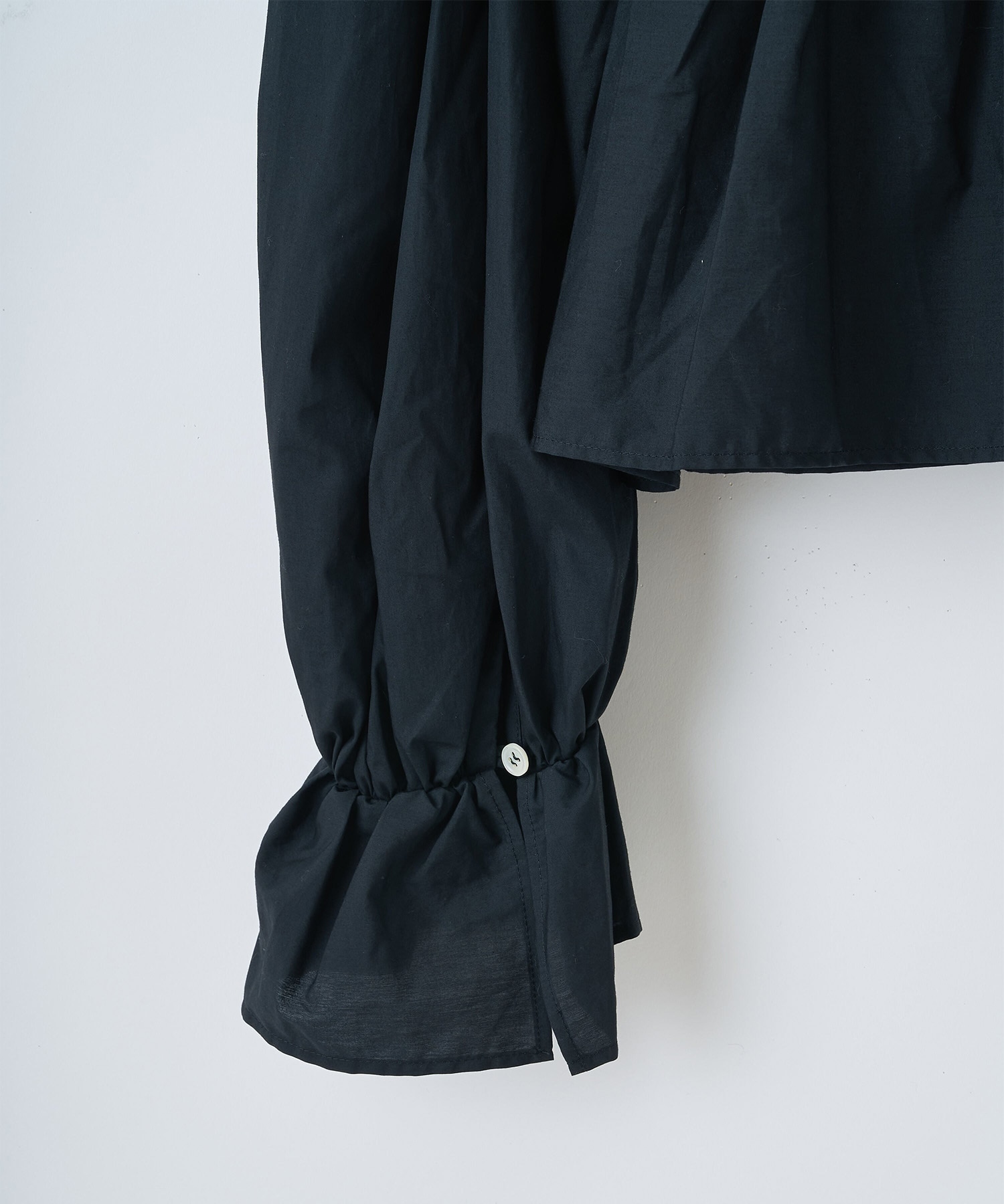 Frilled volume blouse naokitomizuka