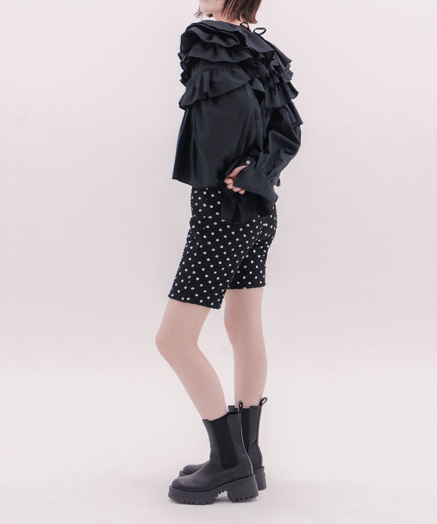 Frilled volume blouse naokitomizuka