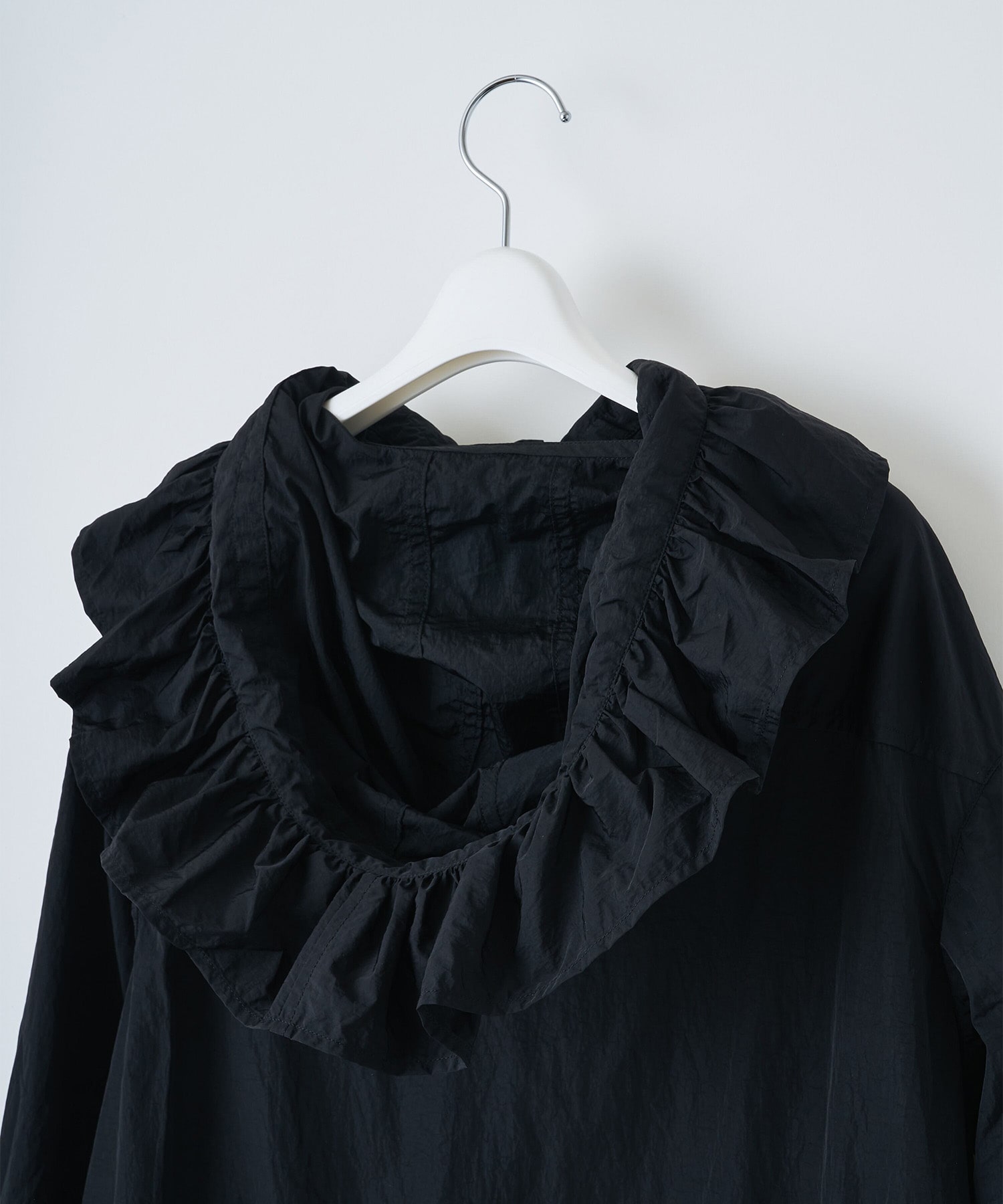 Nylon frilled mountain parka naokitomizuka