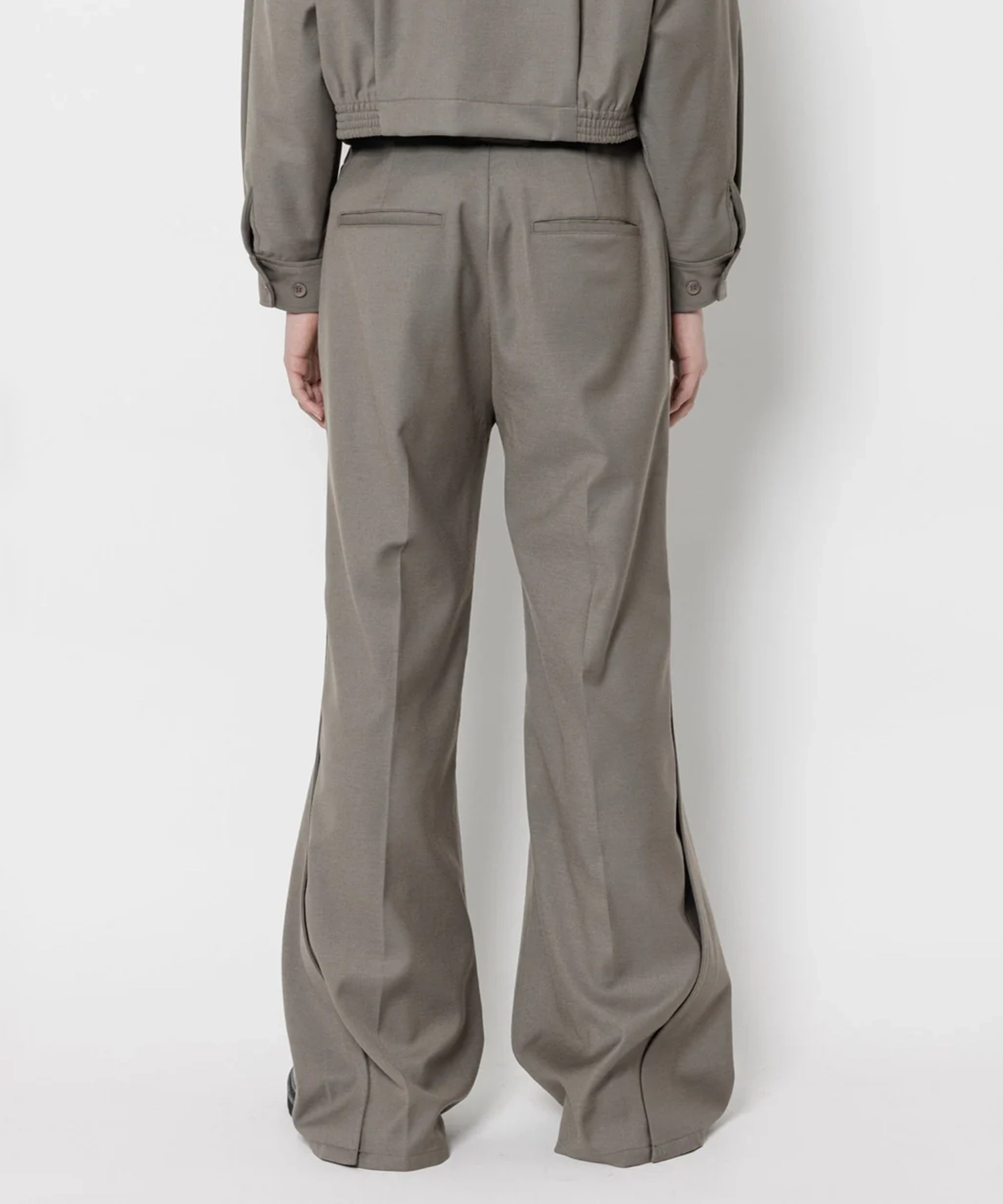 TUCK FLARE PANTS GOAT ESSENCE