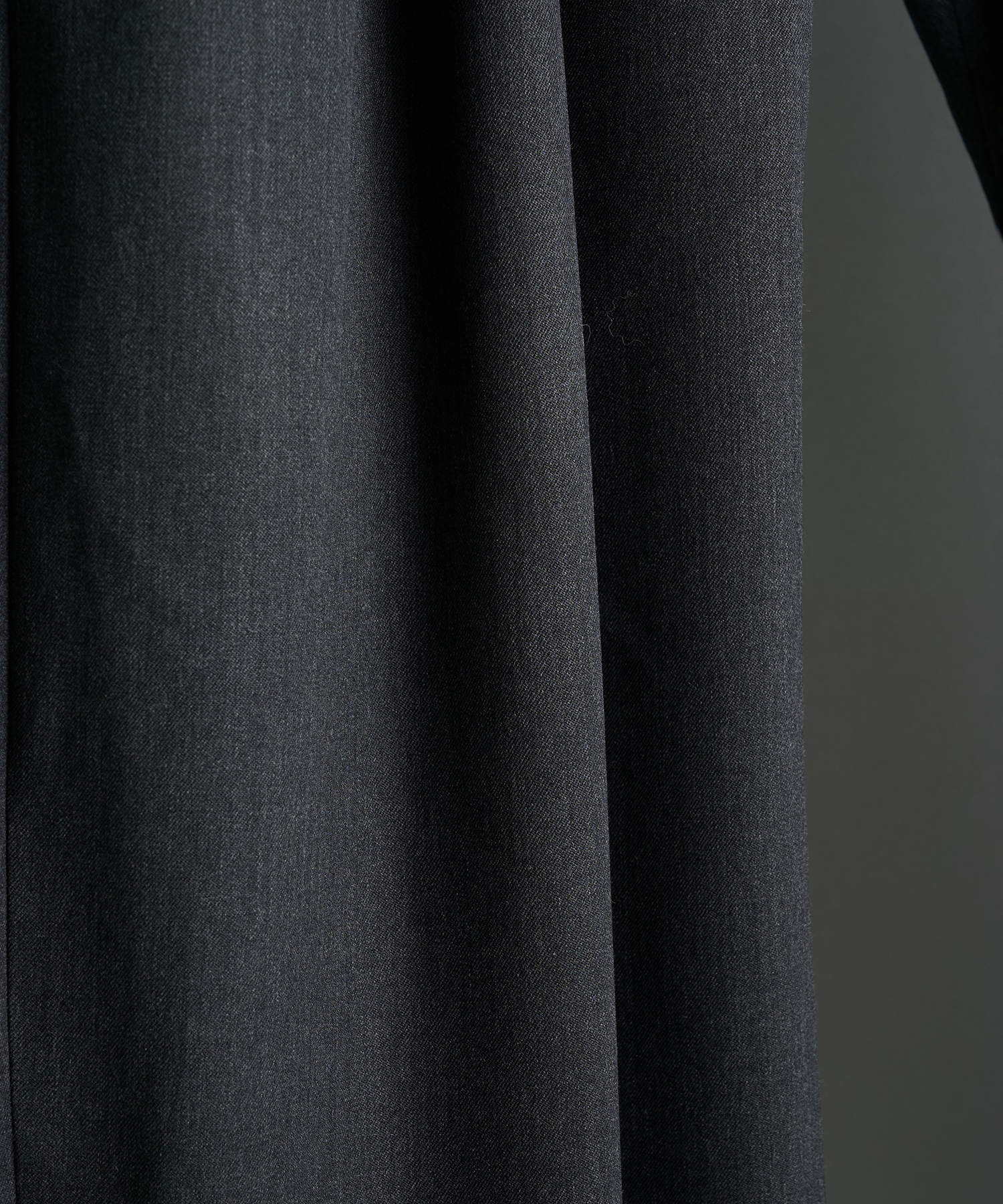 別注 2TUCKED CURVED LEG TROUSERS NVRFRGT