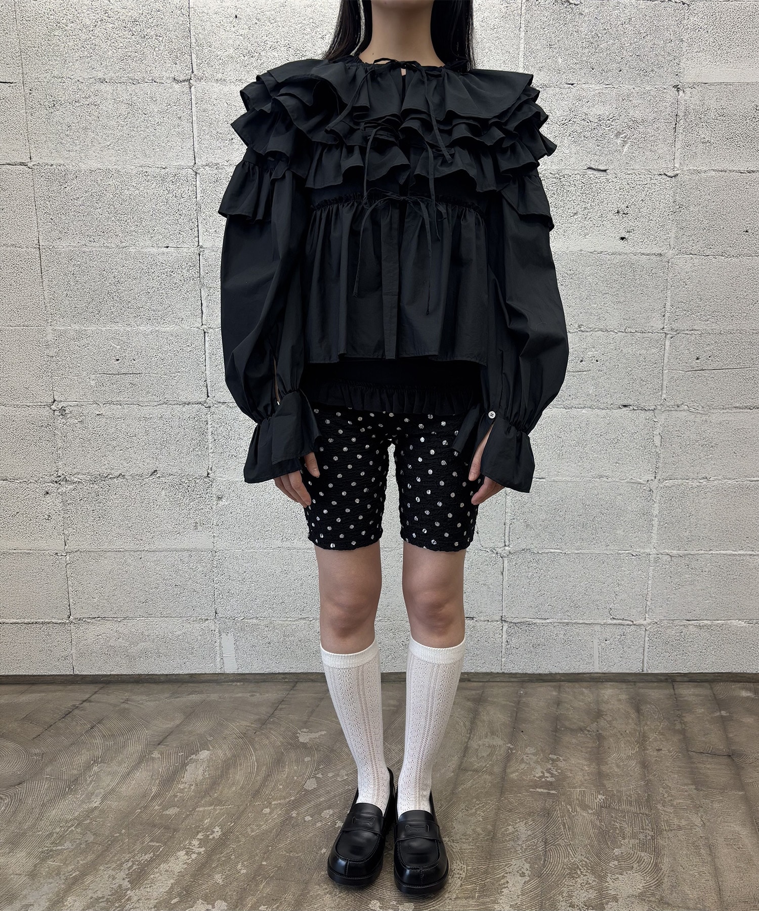 Frilled volume blouse naokitomizuka