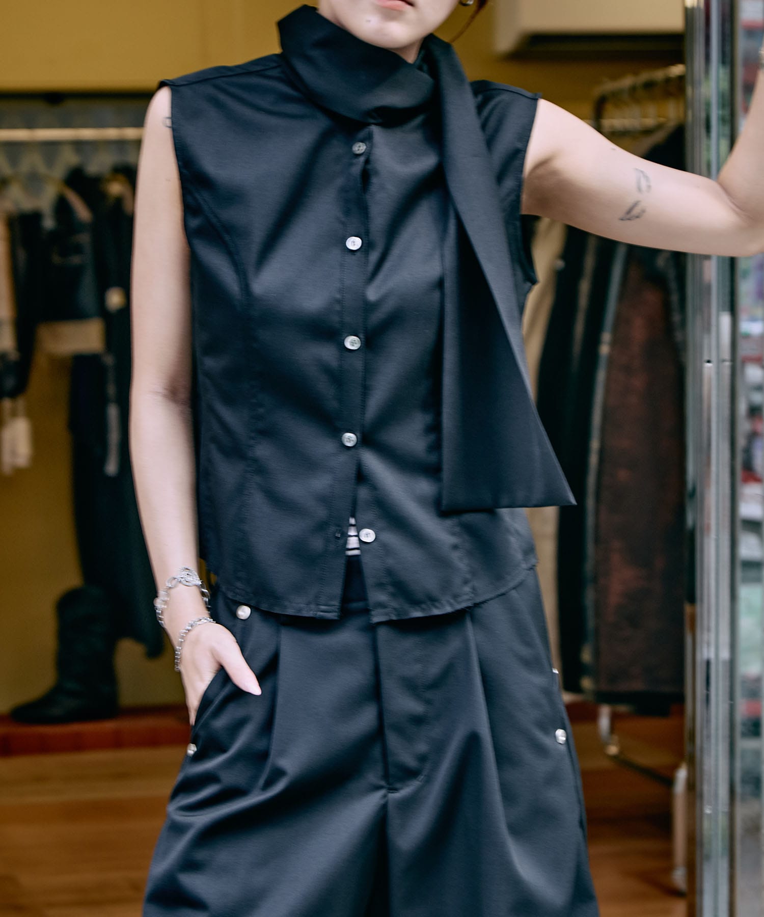 tied sleeve-less shirt CONZ