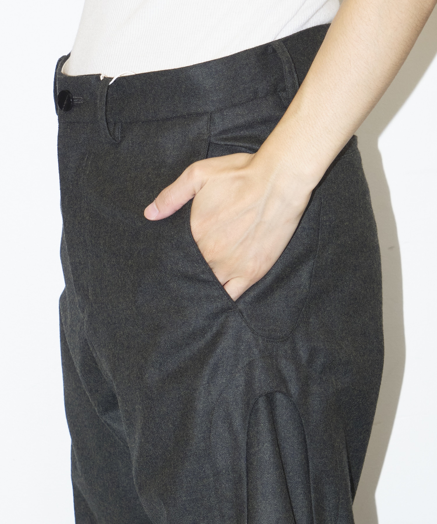 BRAID CUTTING TUCK PANTS STEAF