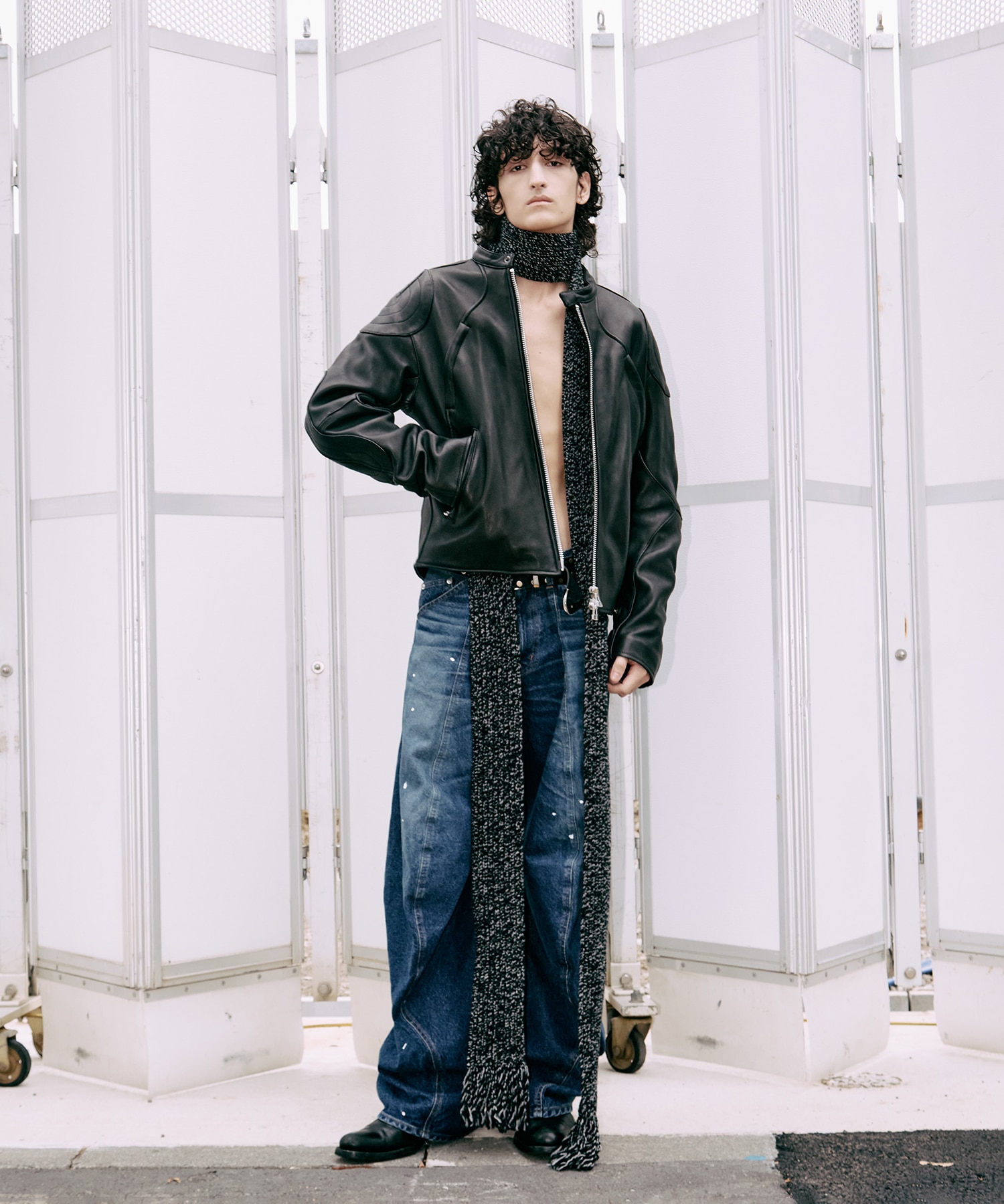 別注 TWISTED CURVED LEG JEANS NVRFRGT