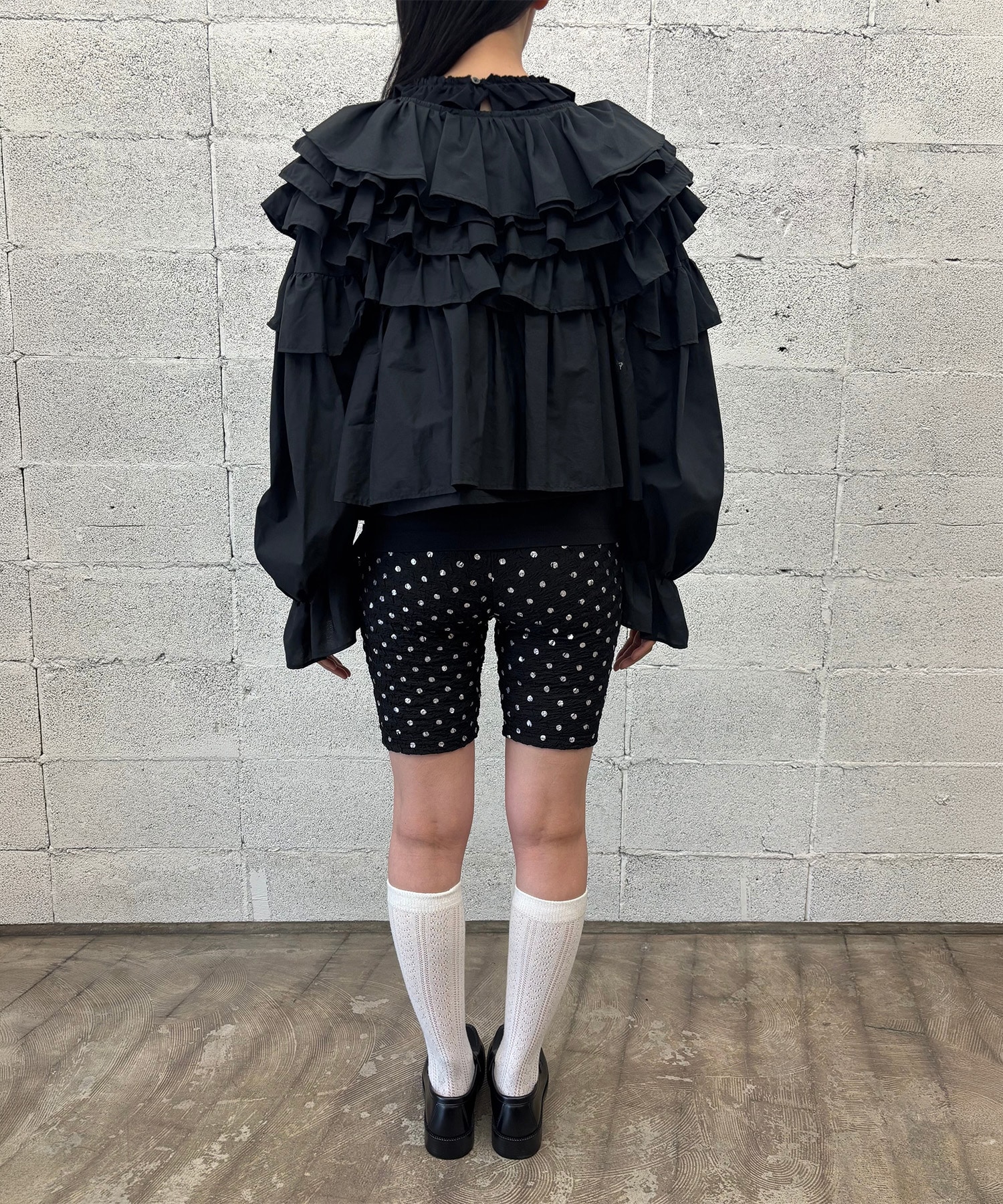 Frilled volume blouse naokitomizuka