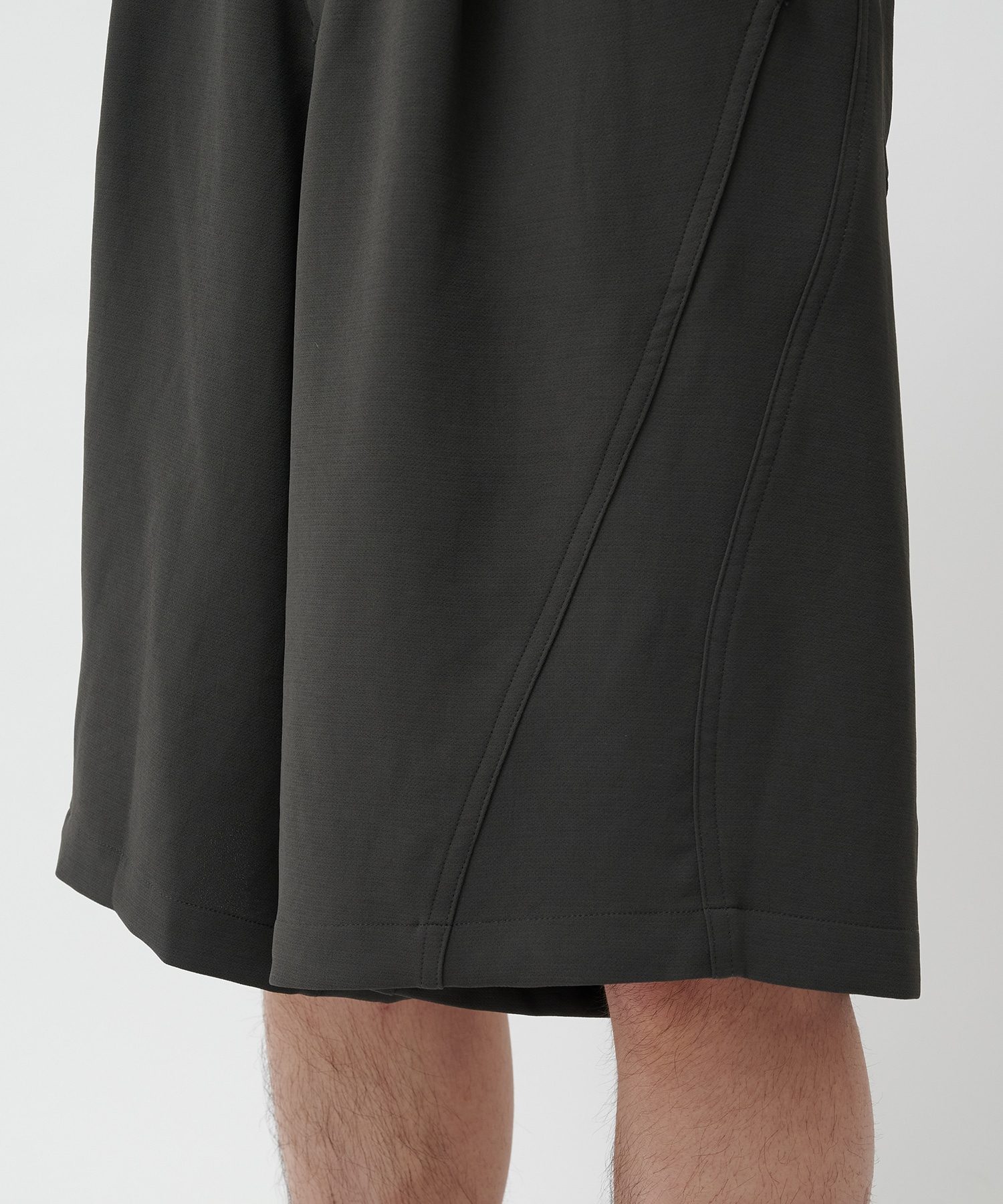 PANEL CUT WIDE SHORTS CONZ