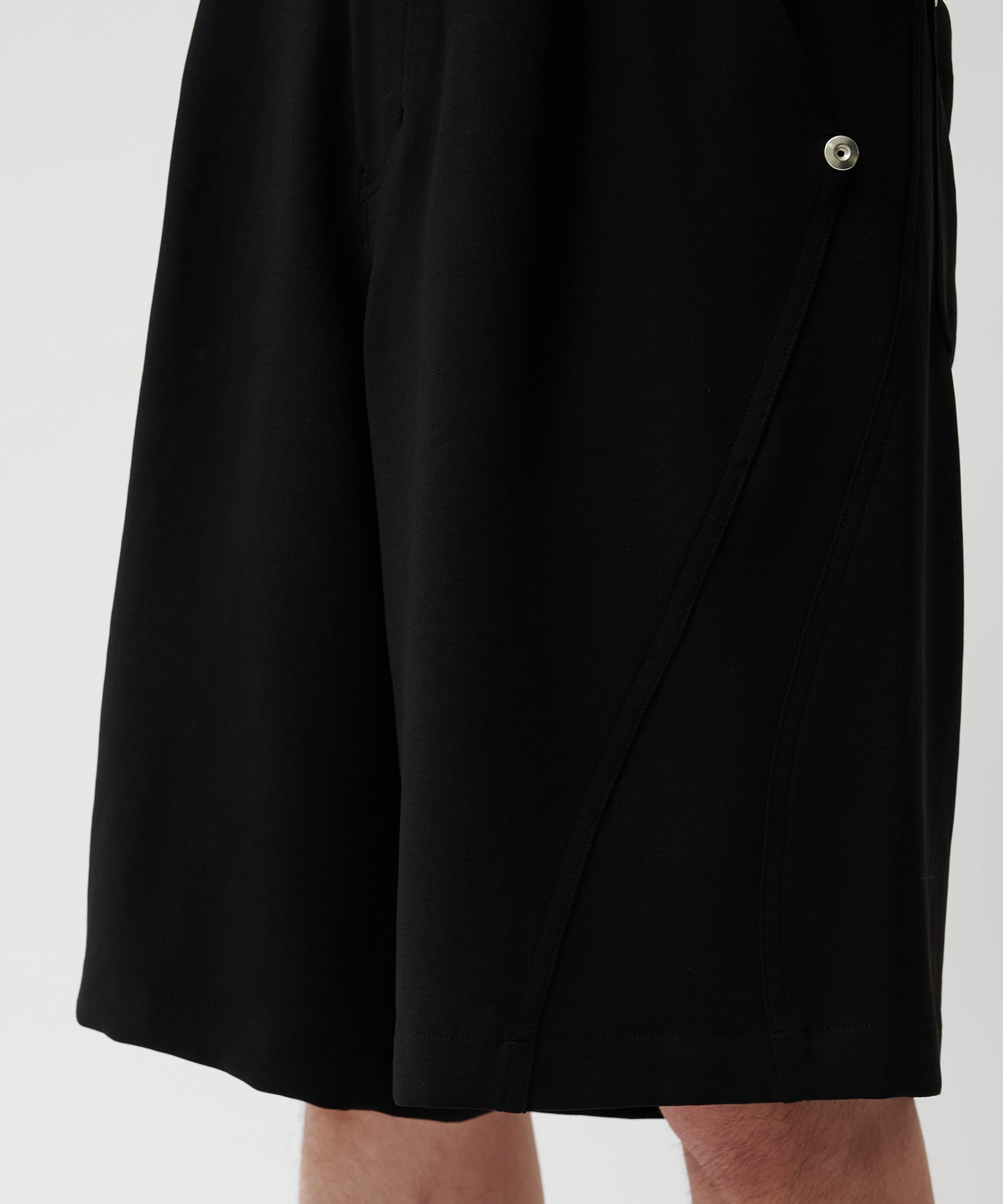 PANEL CUT WIDE SHORTS CONZ