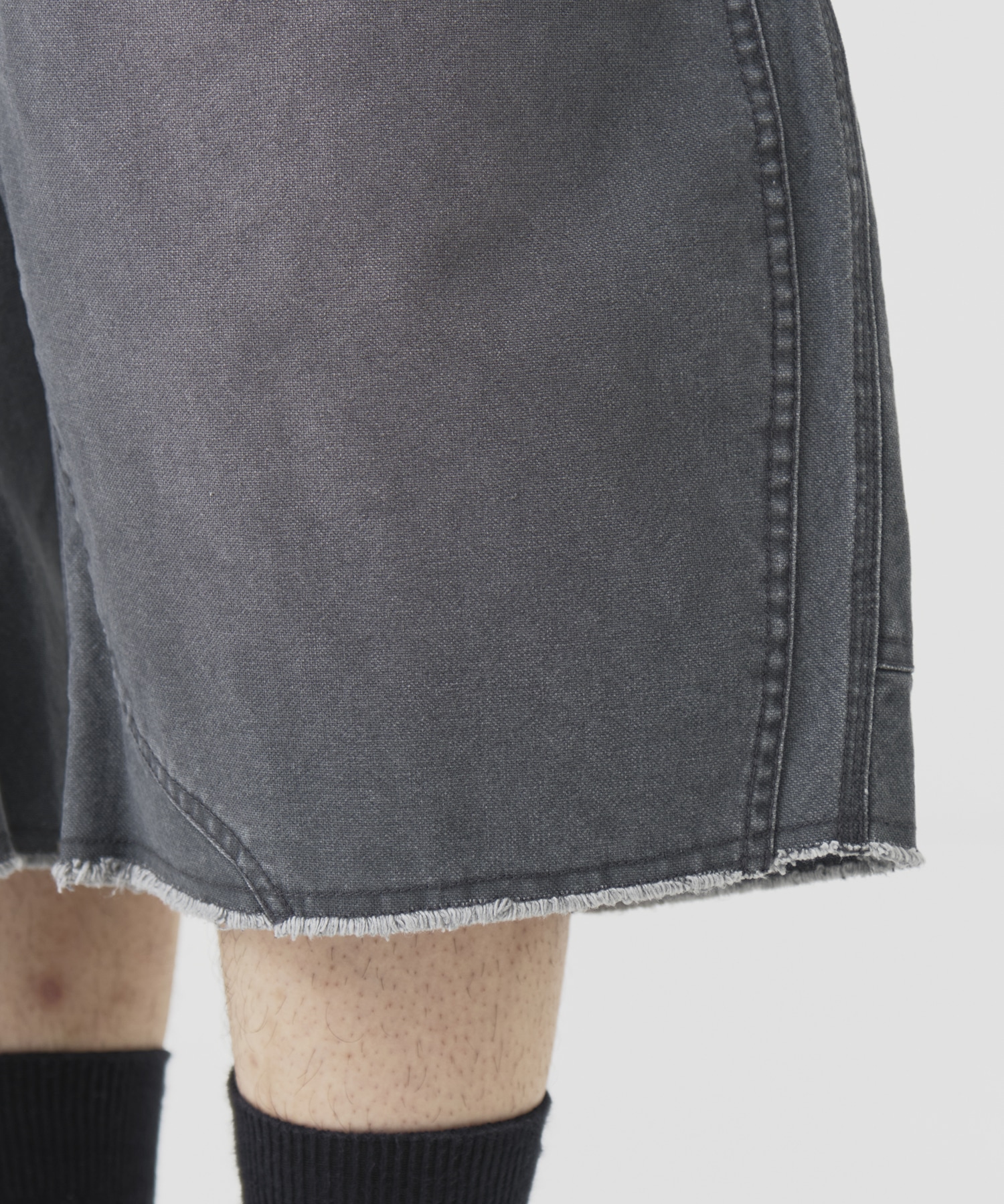 DUCK DOUBLE KNEE CURVED LEG SHORTS CONZ