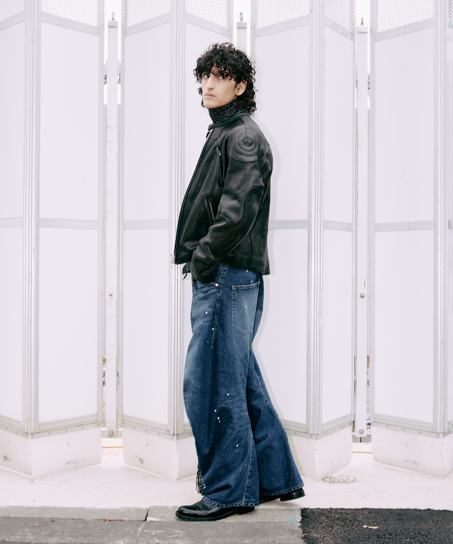 別注 TWISTED CURVED LEG JEANS NVRFRGT