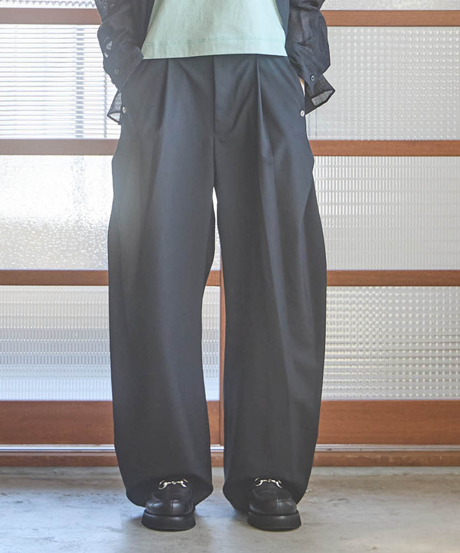 カーブレッグトラウザー